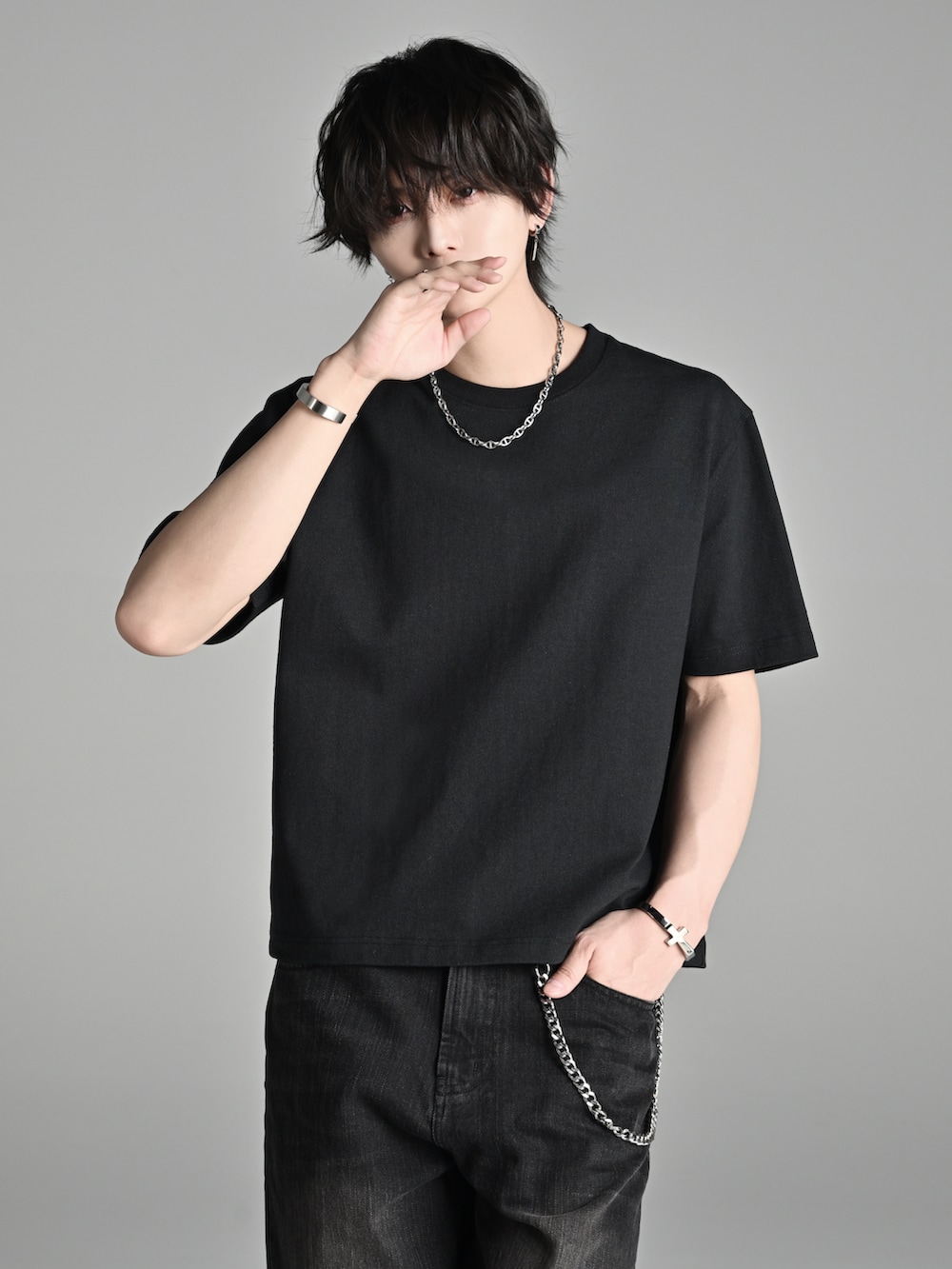 ブラック系のデニムパンツ、ブラック系のTシャツ/カットソー、ブラック系のローファーを着用したメンズの春コーディネートの2枚目の写真