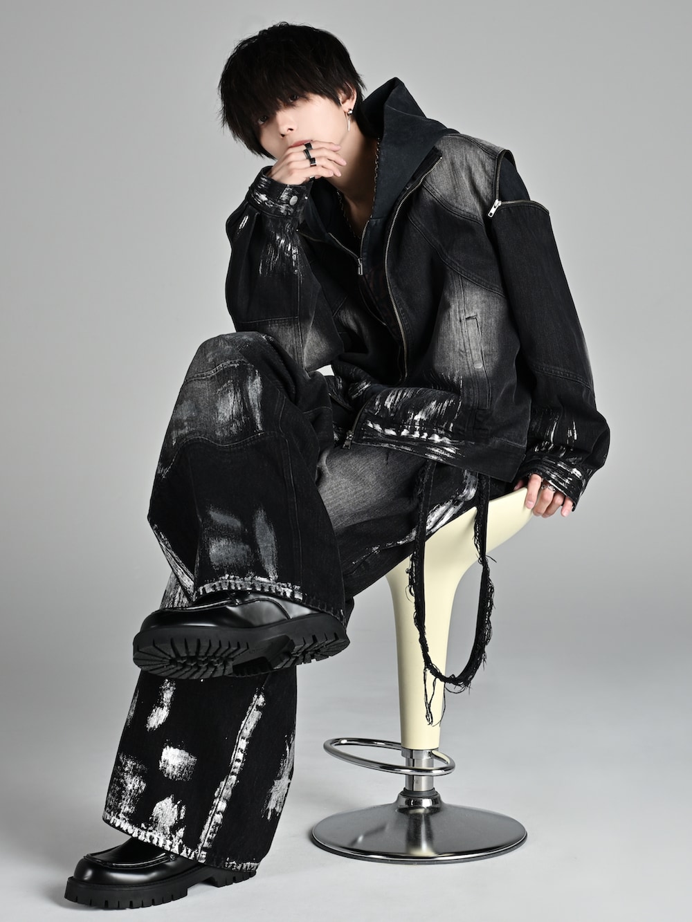 ブラック系のデニムジャケット、ブラック系のデニムパンツ、ブラック系のスニーカーを着用したメンズの冬コーディネートの3枚目の写真