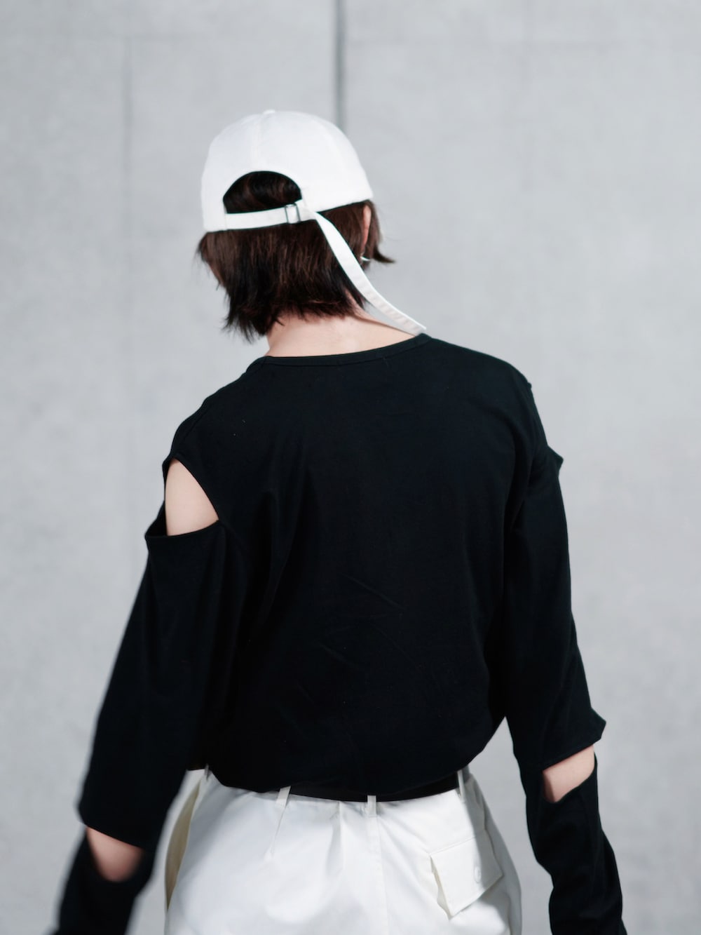 ホワイト系のカーゴパンツ、ホワイト系のショルダーバッグ、ブラック系のTシャツ/カットソーを着用したメンズの秋コーディネートの4枚目の写真