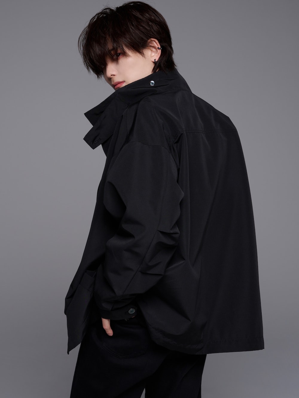 「adrer、アドラー、犬飼京、カーゴパンツ、デニムパンツ、レイヤードスタイル、トレンチベスト、ショートコート、ショートブルゾン、ジャケット、春コーデ、冬コーデ」|「🎗️ AD̷RER 2/23 release 🎗️のdenim parachute cargo pants ¥8,000+tax(カーゴパンツ、ブラック系)」を使った、犬飼京 inukai keiさん(メンズ・183cm)の冬コーディネートの4枚目の写真