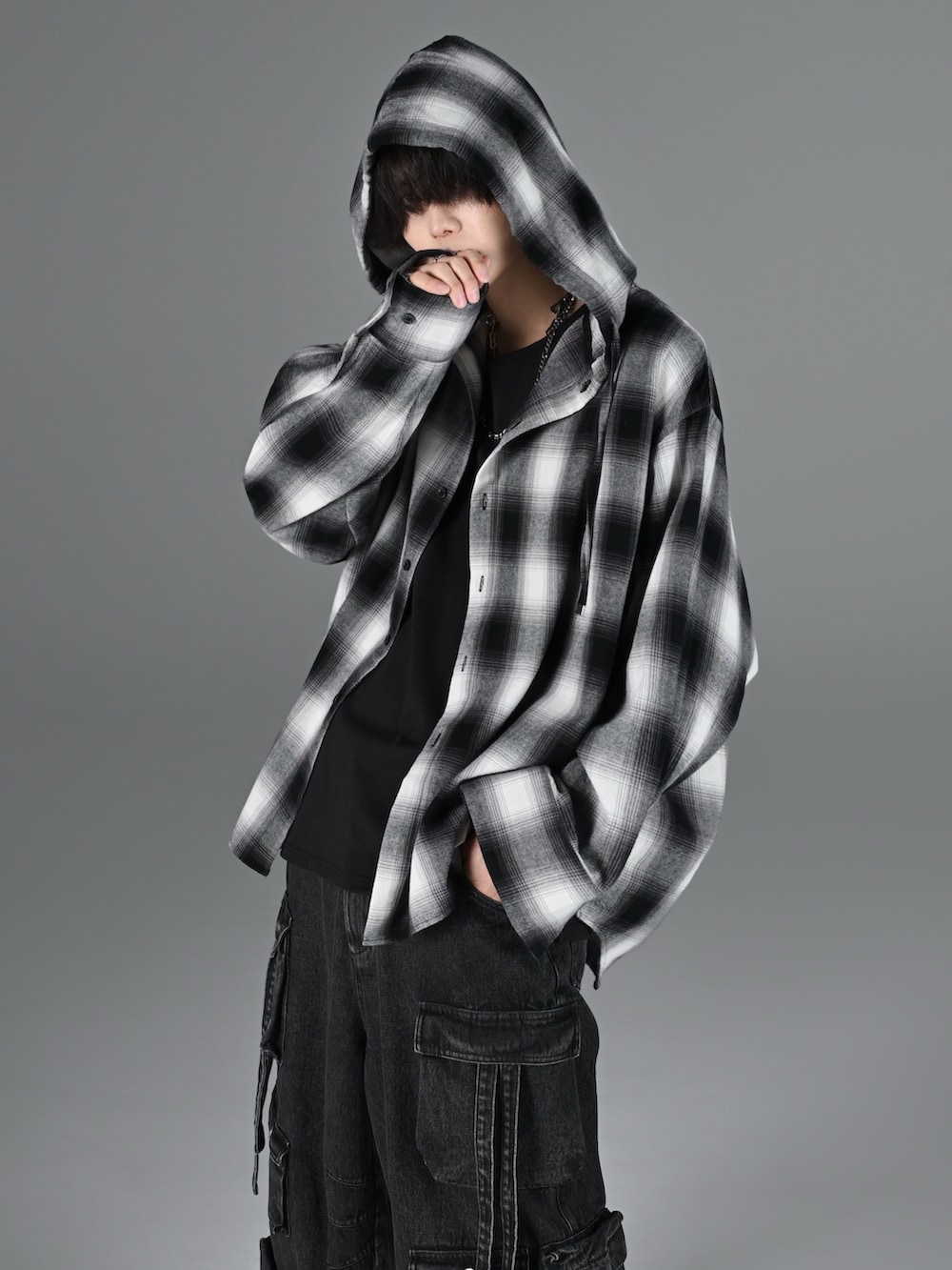 ブラック系のショルダーバッグ、ブラック系のカーゴパンツ、ホワイト系のスニーカーを着用したメンズの冬コーディネートの3枚目の写真