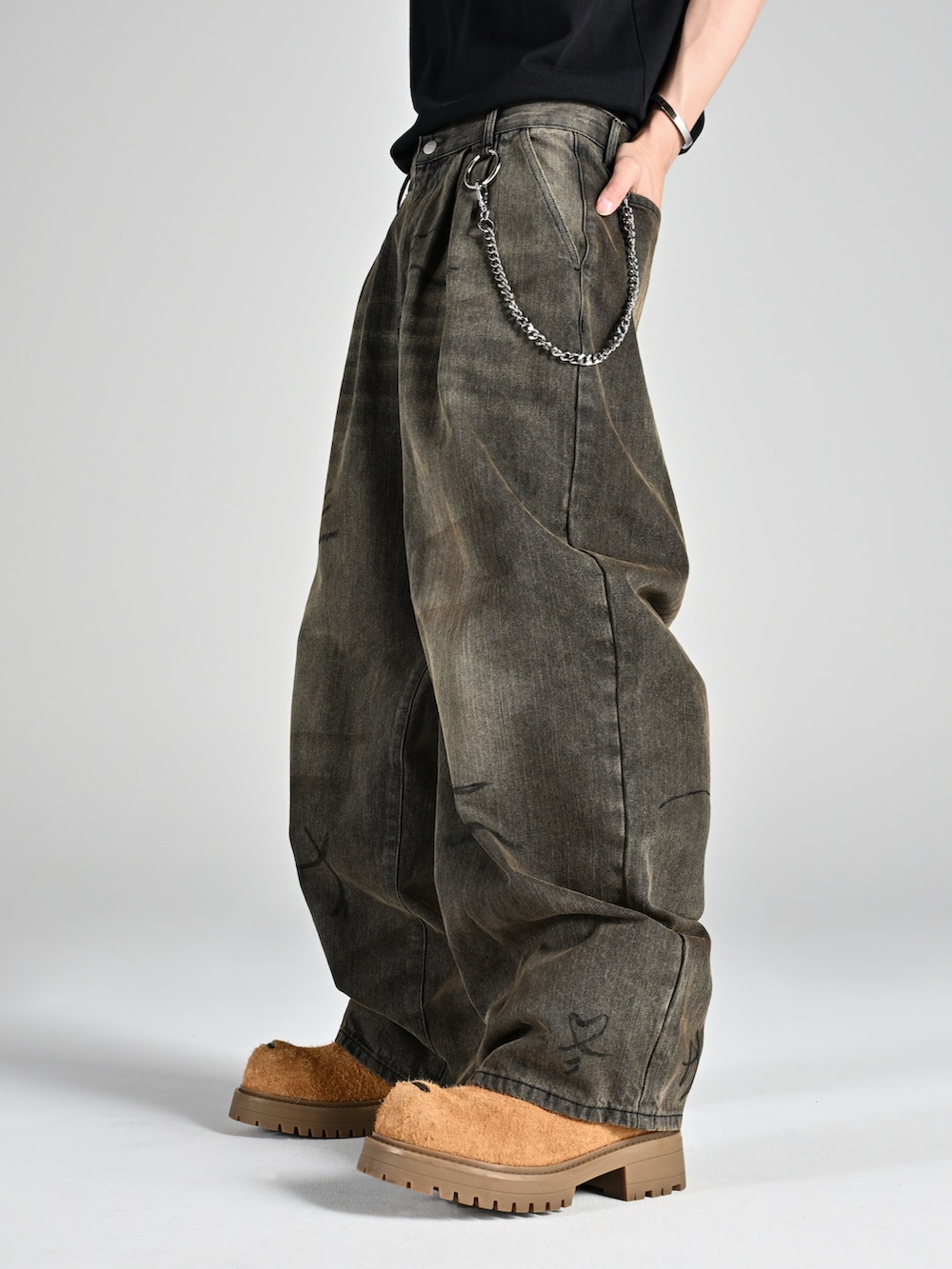 グレー系のタンクトップ、ブラック系のブーツ、ブラック系のスカジャンを着用したメンズの夏コーディネートの4枚目の写真