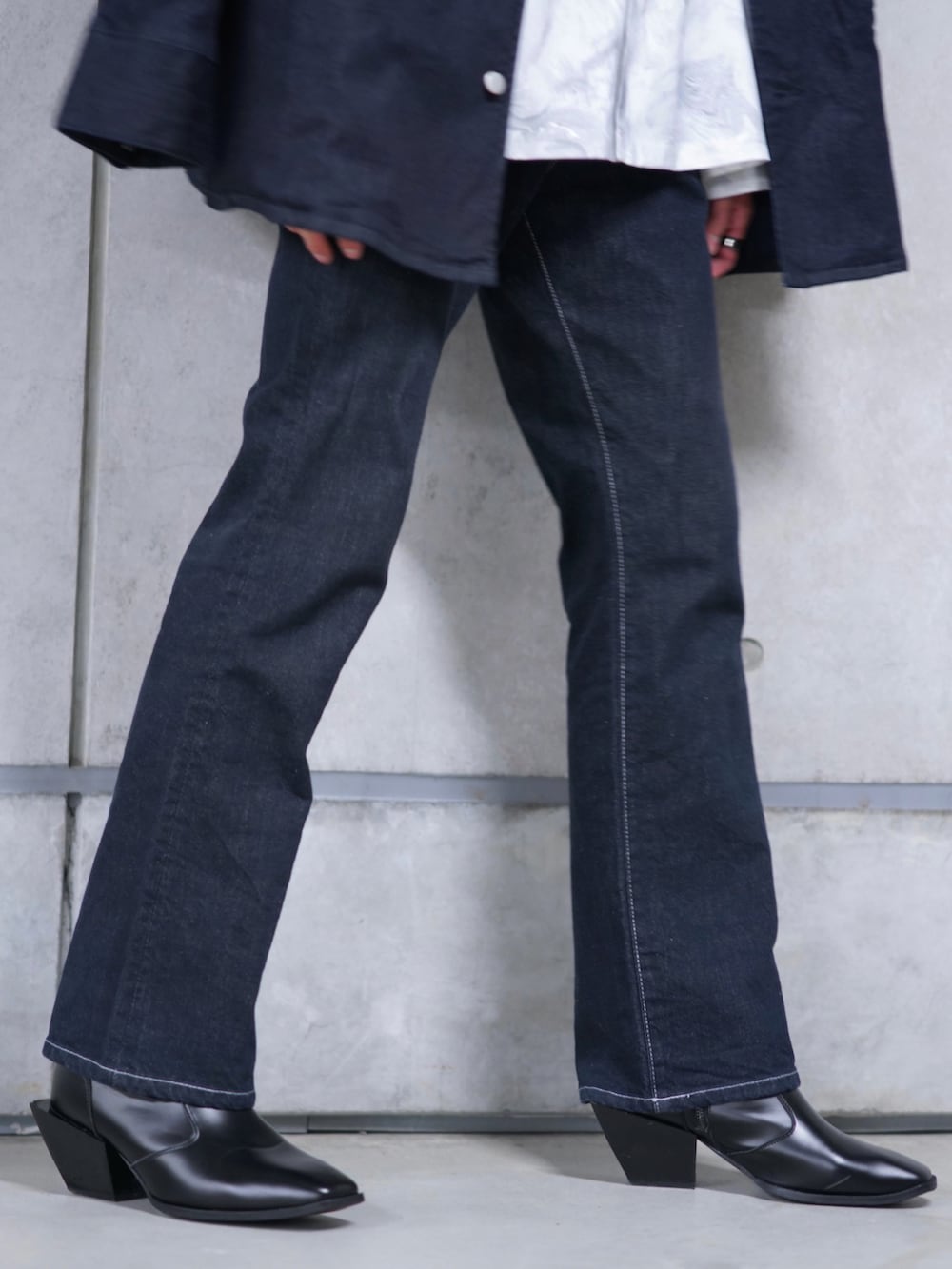 ホワイト系のシャツ/ブラウス、ブルー系のデニムパンツ、ブラック系のブーツを着用したメンズの秋コーディネートの4枚目の写真