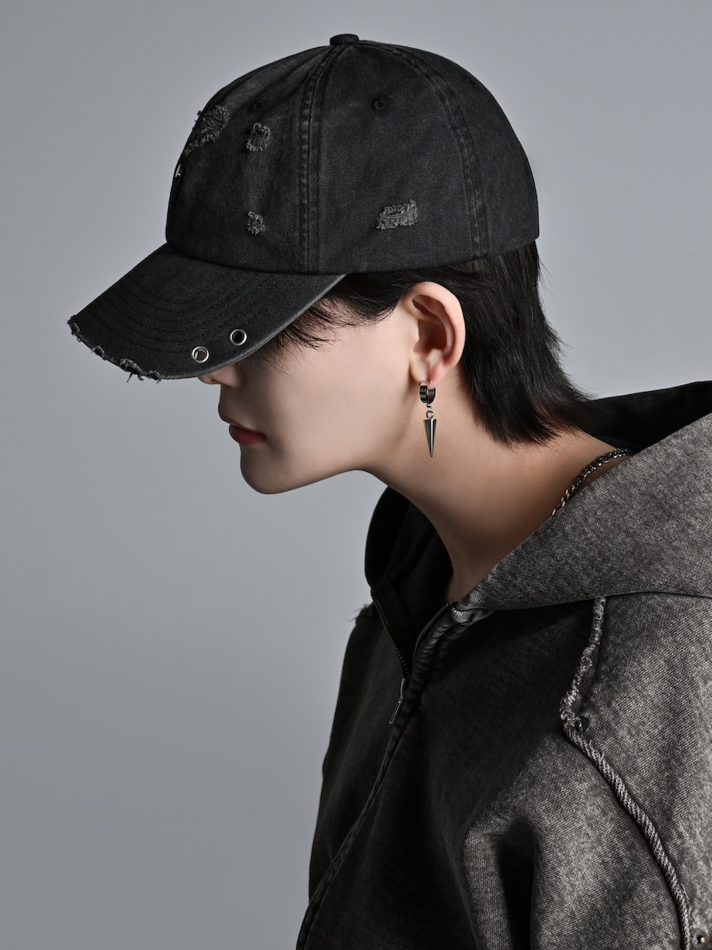 レッド系のタンクトップ、ブラック系のローファー、ブラウン系のパーカーを着用したメンズの冬コーディネートの4枚目の写真