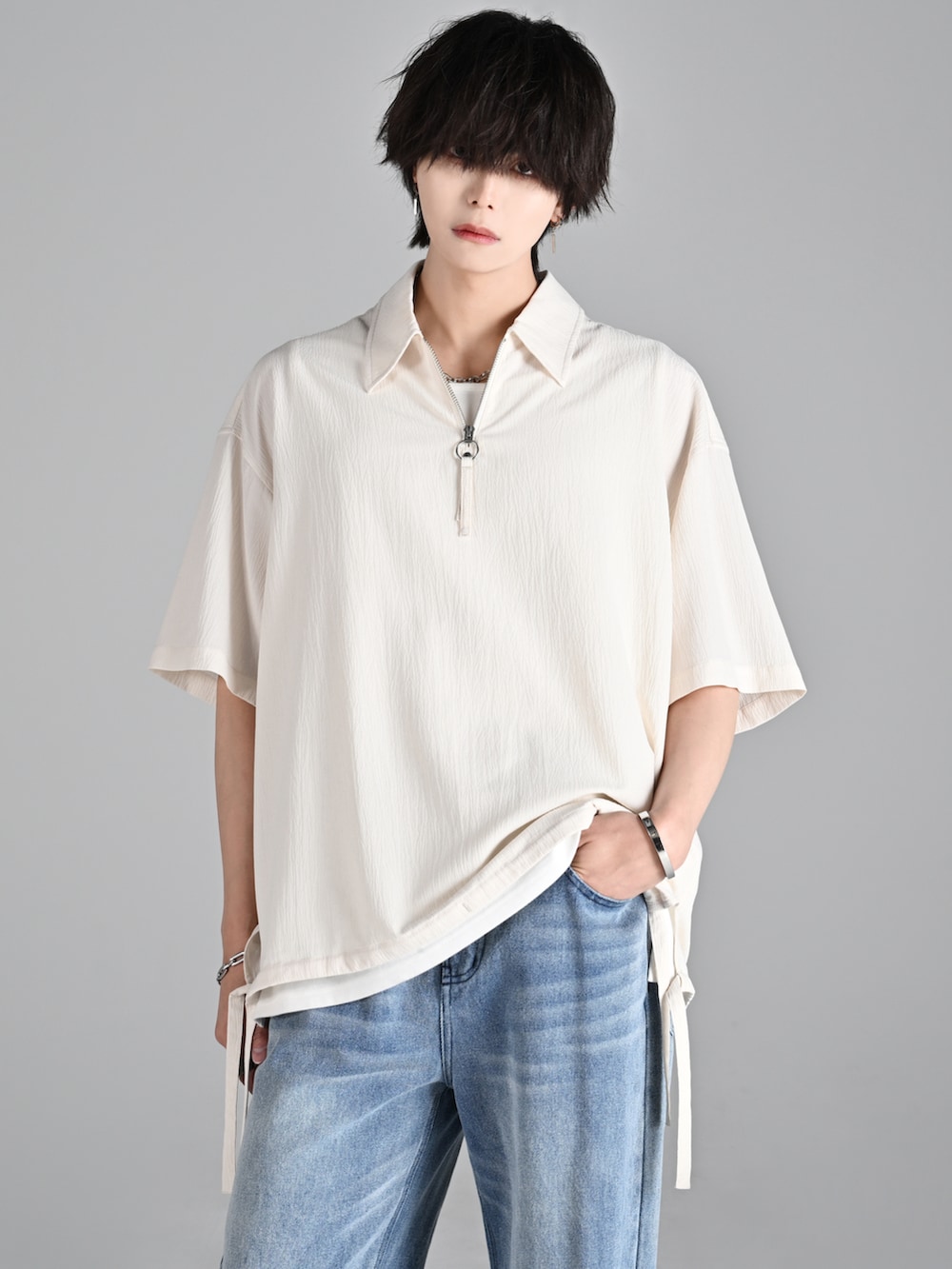 ホワイト系のシャツ/ブラウス、グレー系のタンクトップ、ブルー系のデニムパンツを着用したメンズの夏コーディネートの2枚目の写真