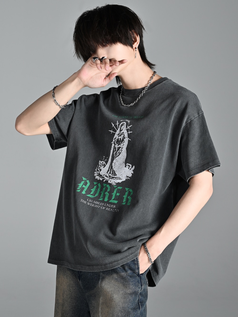 ブラック系のショルダーバッグ、ブルー系のデニムパンツ、グレー系のTシャツ/カットソーを着用したメンズの夏コーディネートの4枚目の写真