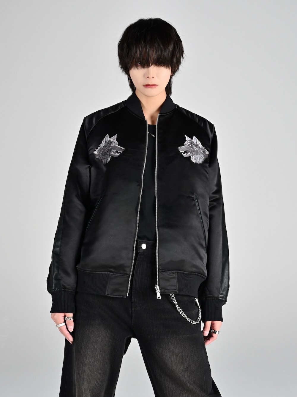 レッド系のタンクトップ、ブラック系のデニムパンツ、ブラック系のブーツを着用したメンズの夏コーディネートの2枚目の写真