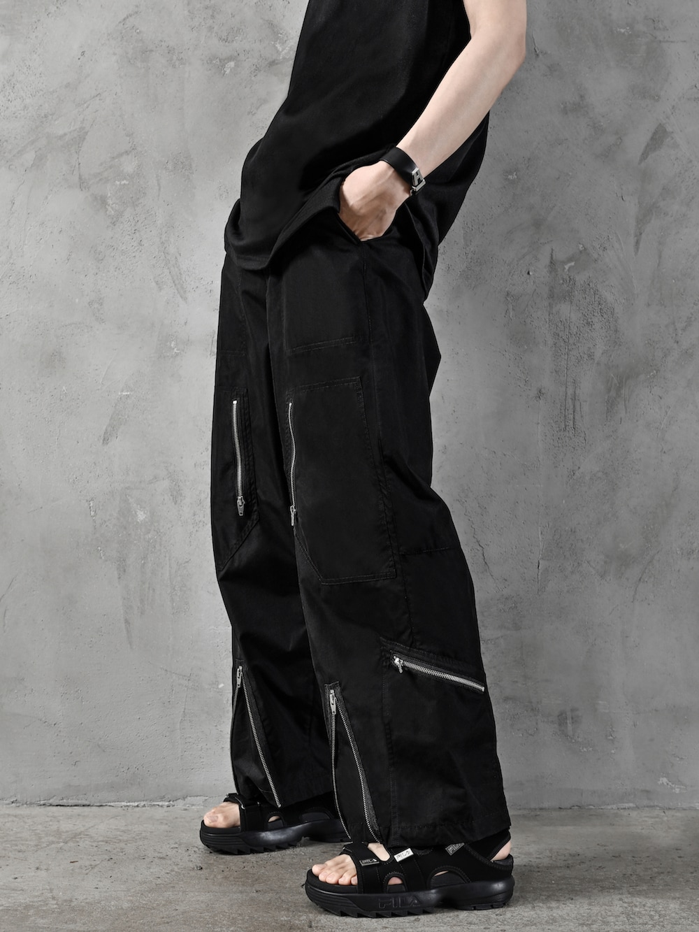 ブラック系のシャツ/ブラウス、ブラック系のブレスレット、シルバー系のネックレスを着用したメンズの春コーディネートの5枚目の写真