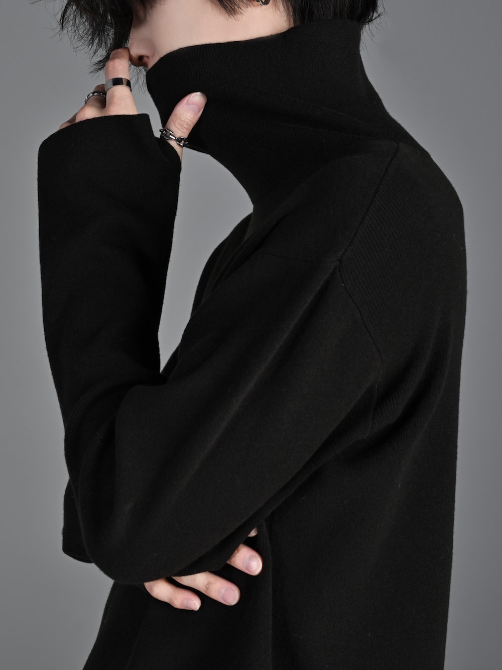 ブラック系のボディバッグ/ウエストポーチ、ブラック系のブーツ、ブラック系のパンツを着用したメンズの冬コーディネートの3枚目の写真