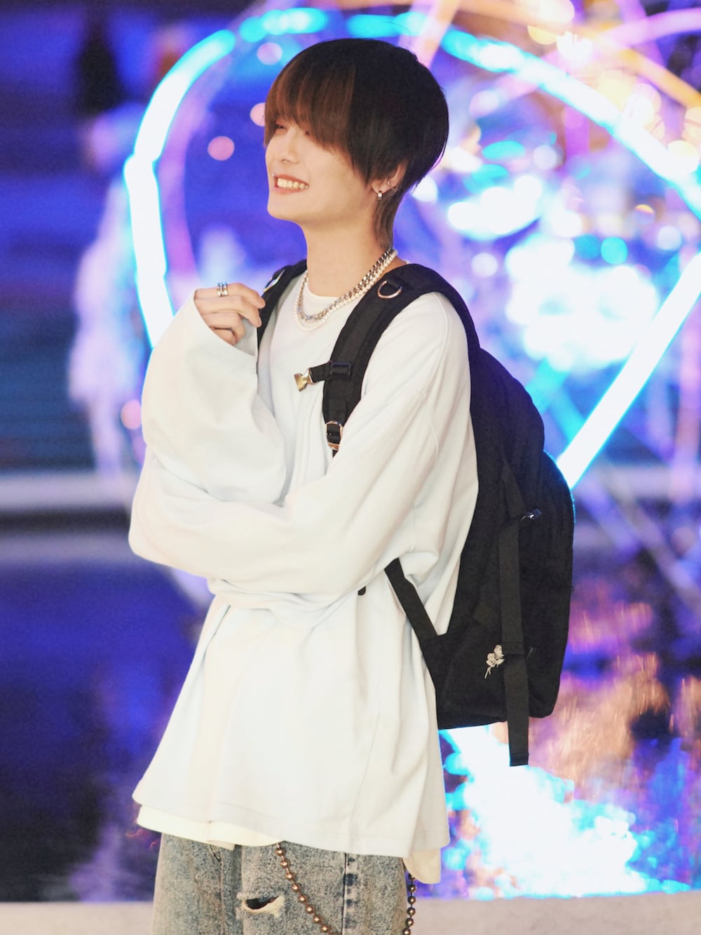 ブルー系のTシャツ/カットソー、ホワイト系のTシャツ/カットソー、ブルー系のデニムパンツを着用したメンズの秋コーディネートの3枚目の写真