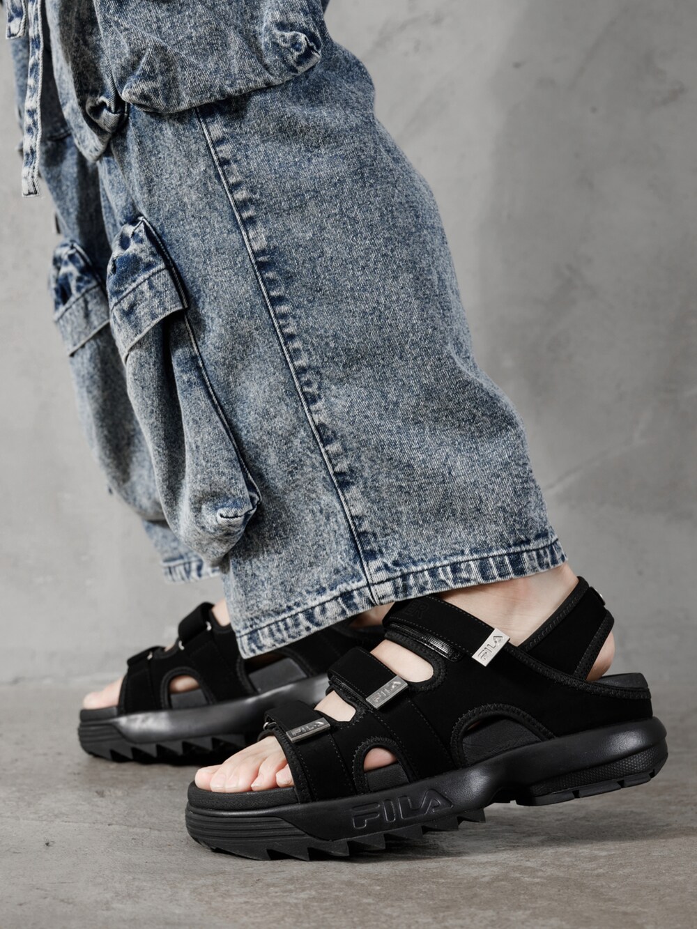 ブラック系のその他パンツ、ブラック系のTシャツ/カットソー、ブラック系のサンダルを着用したメンズの夏コーディネートの5枚目の写真