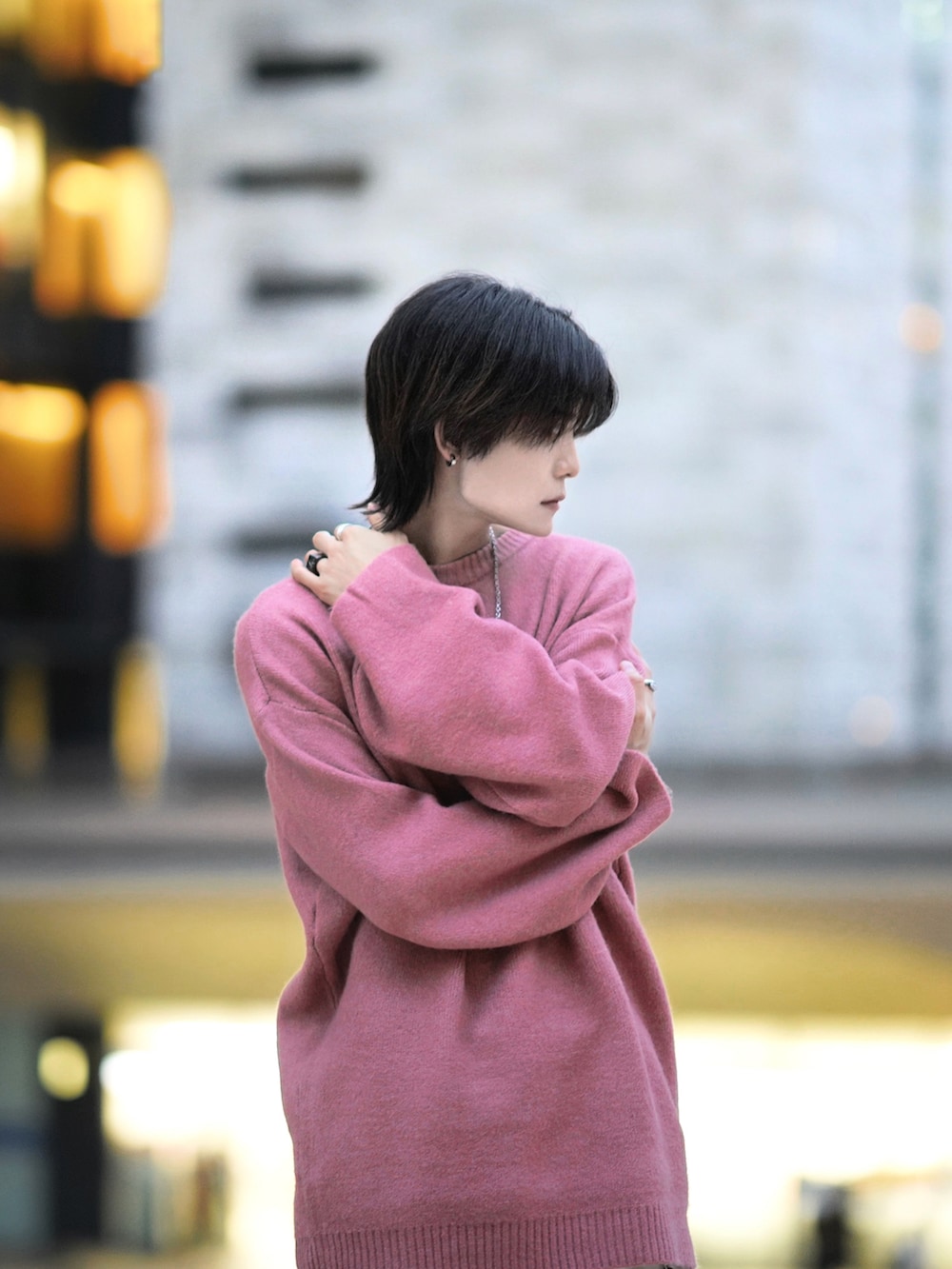 「秋冬コーデ、adrer、ビッグシルエット、プチプラ、オールホワイト、ホワイト、未来のWEARISTAプロジェクト、FILA、ダッドスニーカー、厚底シューズ、白スニーカー、冬コーデ、ストリート、白デニム、デニム」|「ADRERの【ADRER】ヴィンテージメイクワイドテーパードデニム(デニムパンツ、ホワイト系)」を使った、犬飼京 inukai keiさん(メンズ・183cm)の秋コーディネートの3枚目の写真