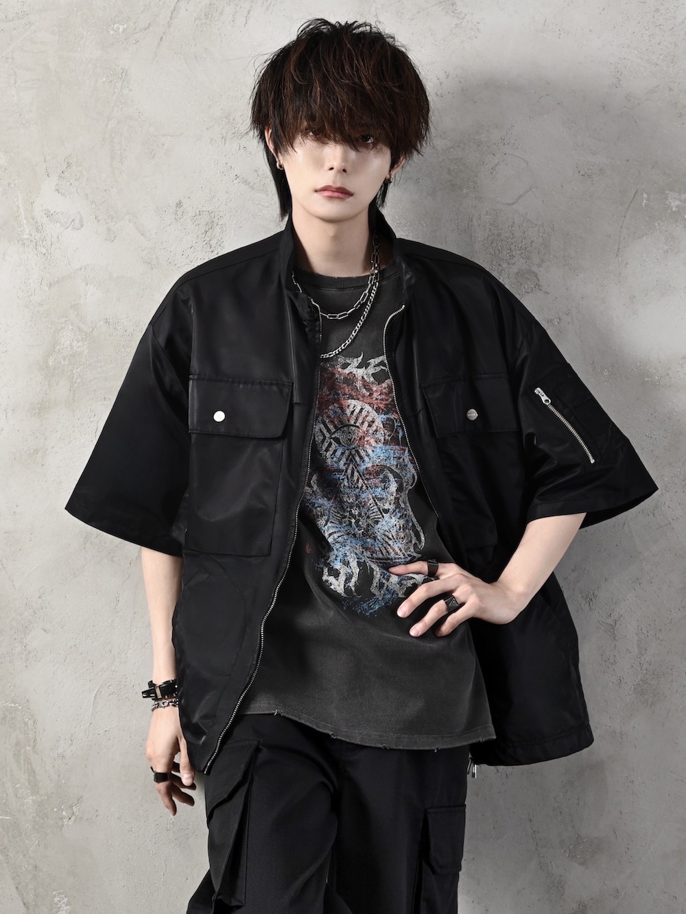ブラック系のTシャツ/カットソー、ブラック系のシャツ/ブラウス、ブラック系のサンダルを着用したメンズの夏コーディネートの2枚目の写真