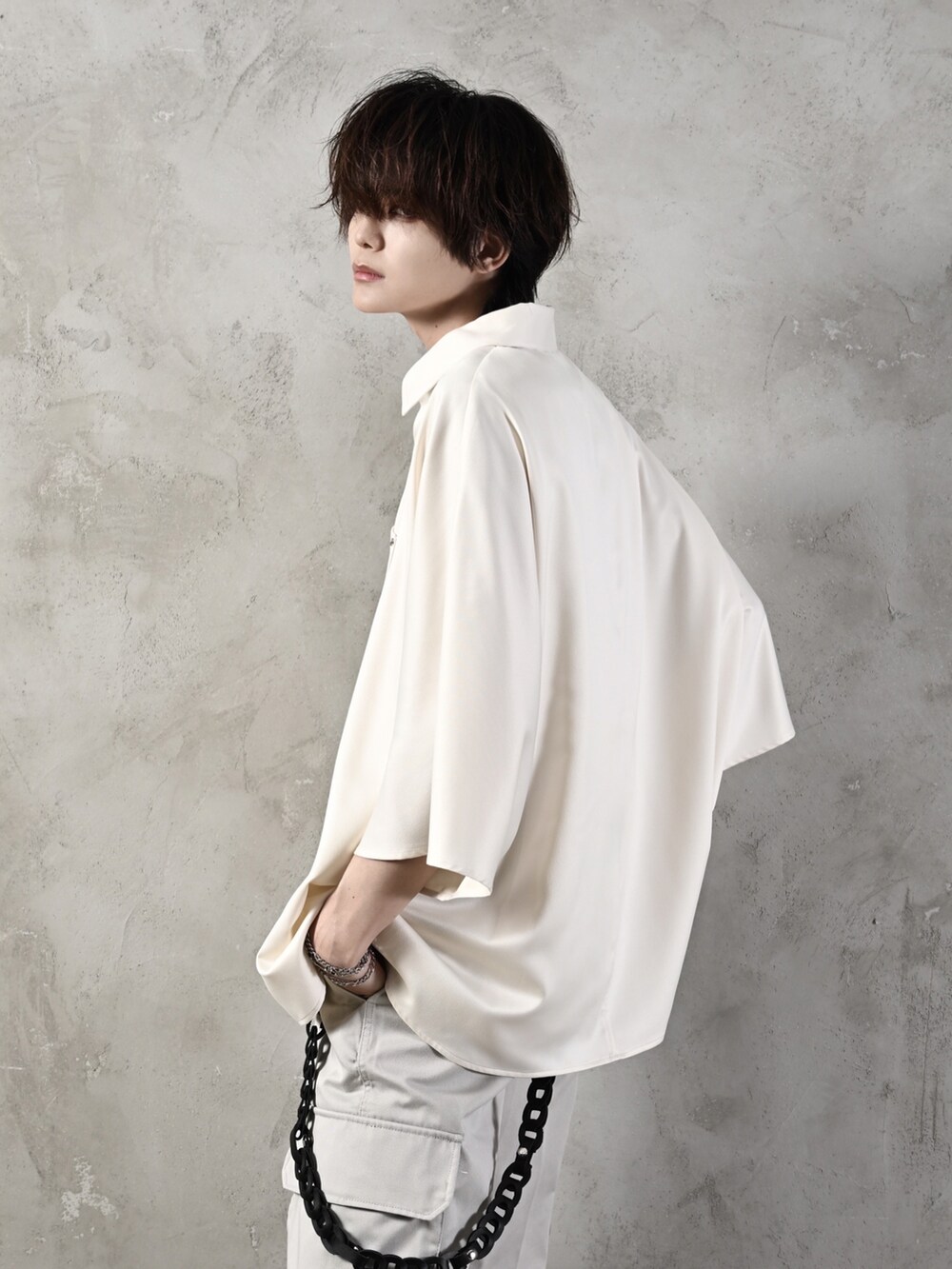 ホワイト系のタンクトップ、ホワイト系のシャツ/ブラウス、グレー系のカーゴパンツを着用したメンズの夏コーディネートの4枚目の写真