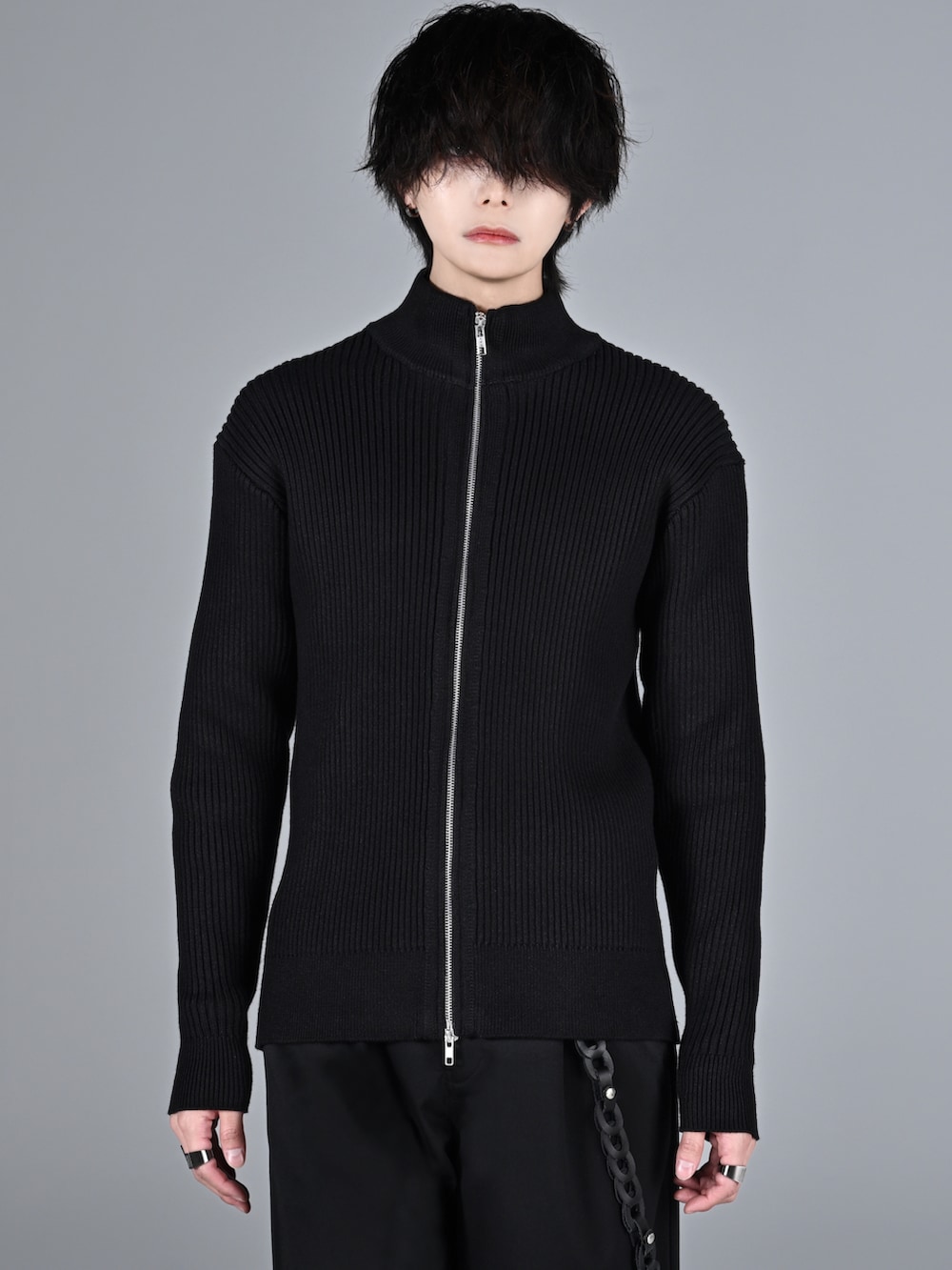 「冬コーデ、ドライバーズニット、クリスマスに着たい服、休日スタイル、ニット、大人カジュアル、シンプル、adrer、アドラー、犬飼京、メンズファッション、秋冬コーデ、プチプラコーデ、カーゴデニム、カーゴパンツ」｜「DEVICEの【犬飼京×DEVICE】7way CCL wallet chain /セブン ウェイ カスタム カウレザー ウォレットチェーン（ウォレットチェーン、ブラック系）」を使った、犬飼京 inukai keiさん（メンズ・183cm）の冬コーディネートの2枚目の写真