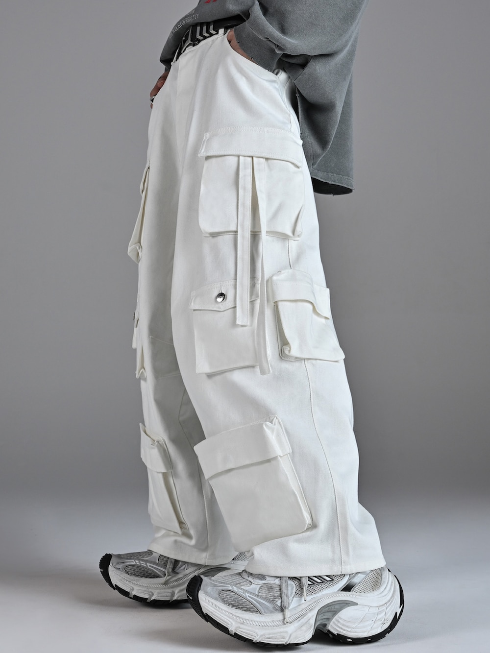 ホワイト系のスニーカー、ブラック系のショルダーバッグ、グレー系のTシャツ/カットソーを着用したメンズの秋コーディネートの4枚目の写真