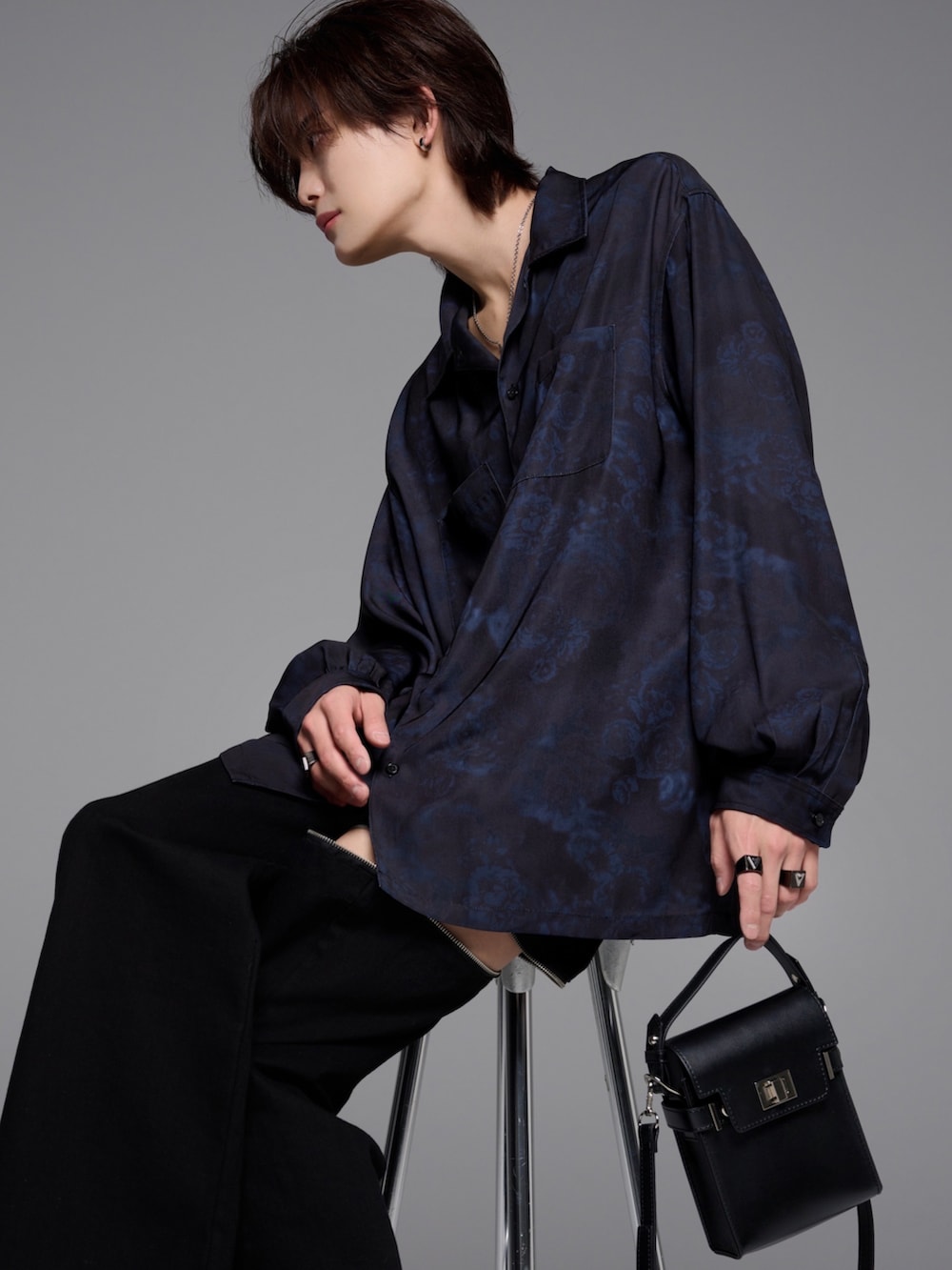 ブラック系のデニムパンツ、ブラック系のシャツ/ブラウス、ブルー系のシャツ/ブラウスを着用したメンズの冬コーディネートの2枚目の写真