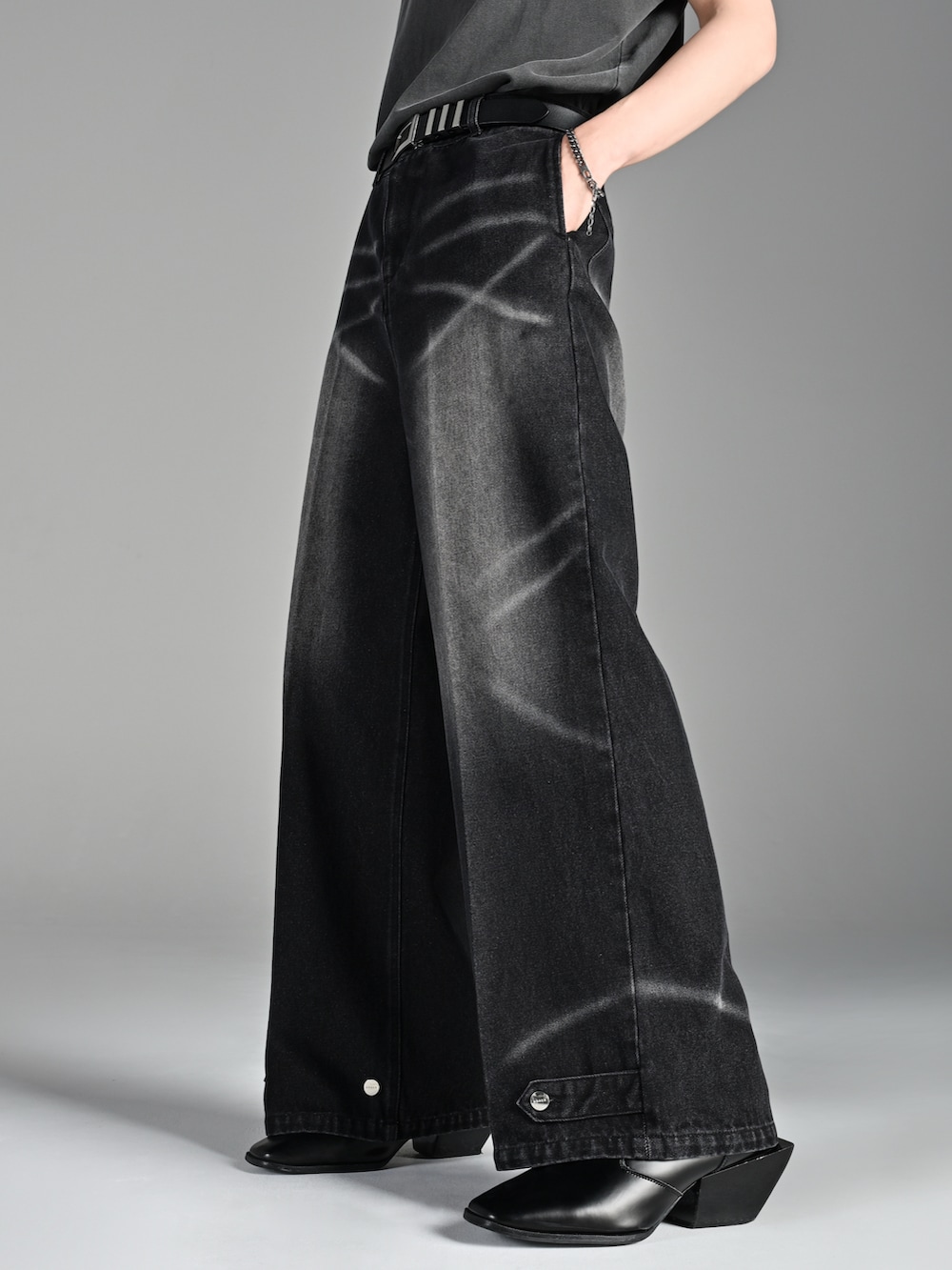 ブラック系のショルダーバッグ、ブラック系のブーツ、グレー系のTシャツ/カットソーを着用したメンズの夏コーディネートの3枚目の写真