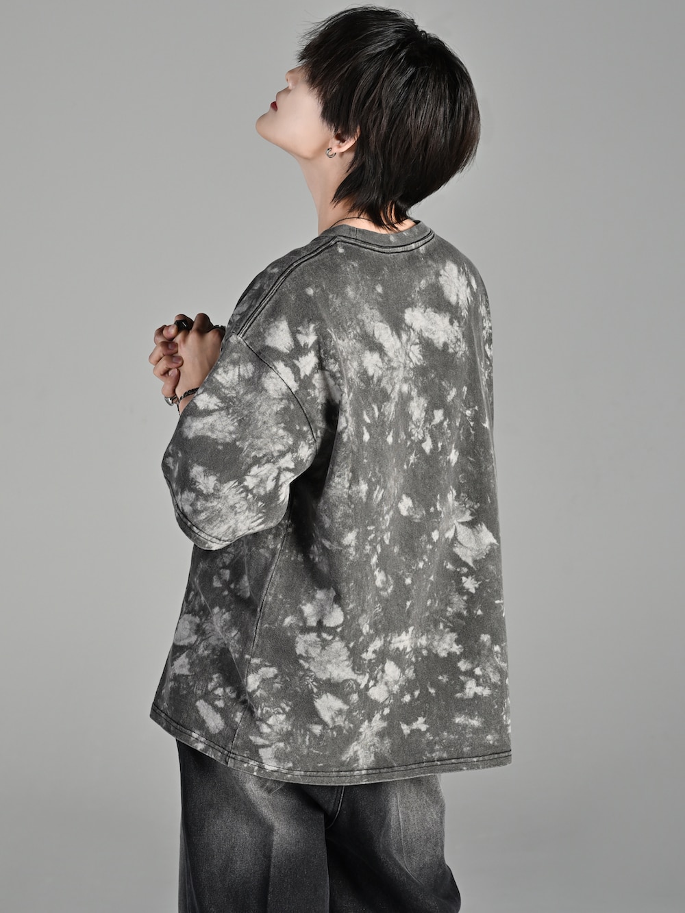 ブラック系のブーツ、ブラック系のショルダーバッグ、ブラック系のTシャツ/カットソーを着用したメンズの夏コーディネートの4枚目の写真