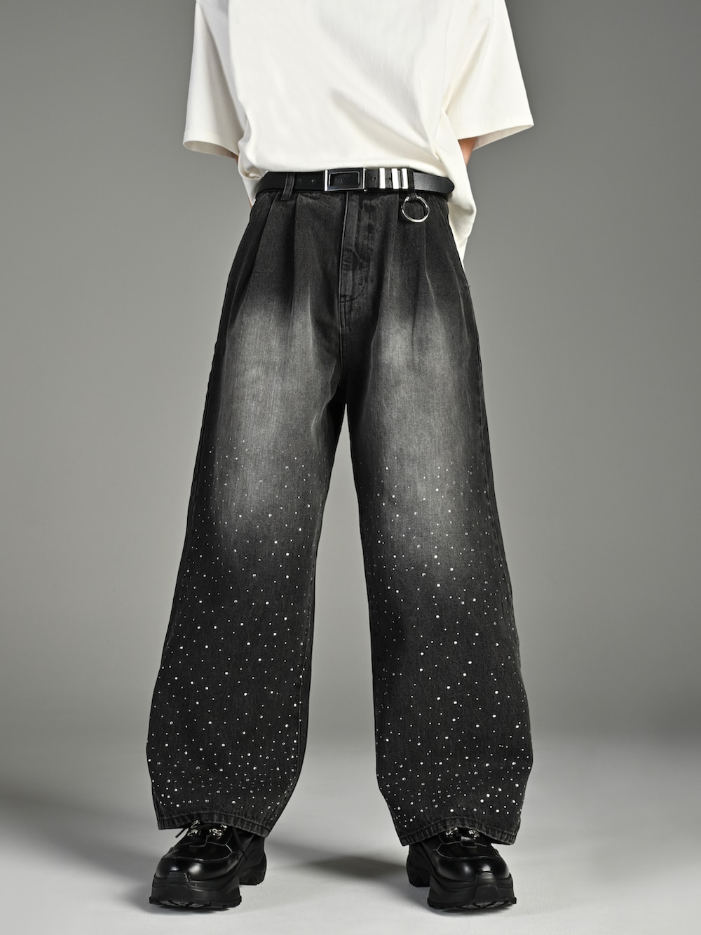 ホワイト系のTシャツ/カットソー、ブラック系のブーツ、ブラック系のショルダーバッグを着用したメンズの春コーディネートの2枚目の写真