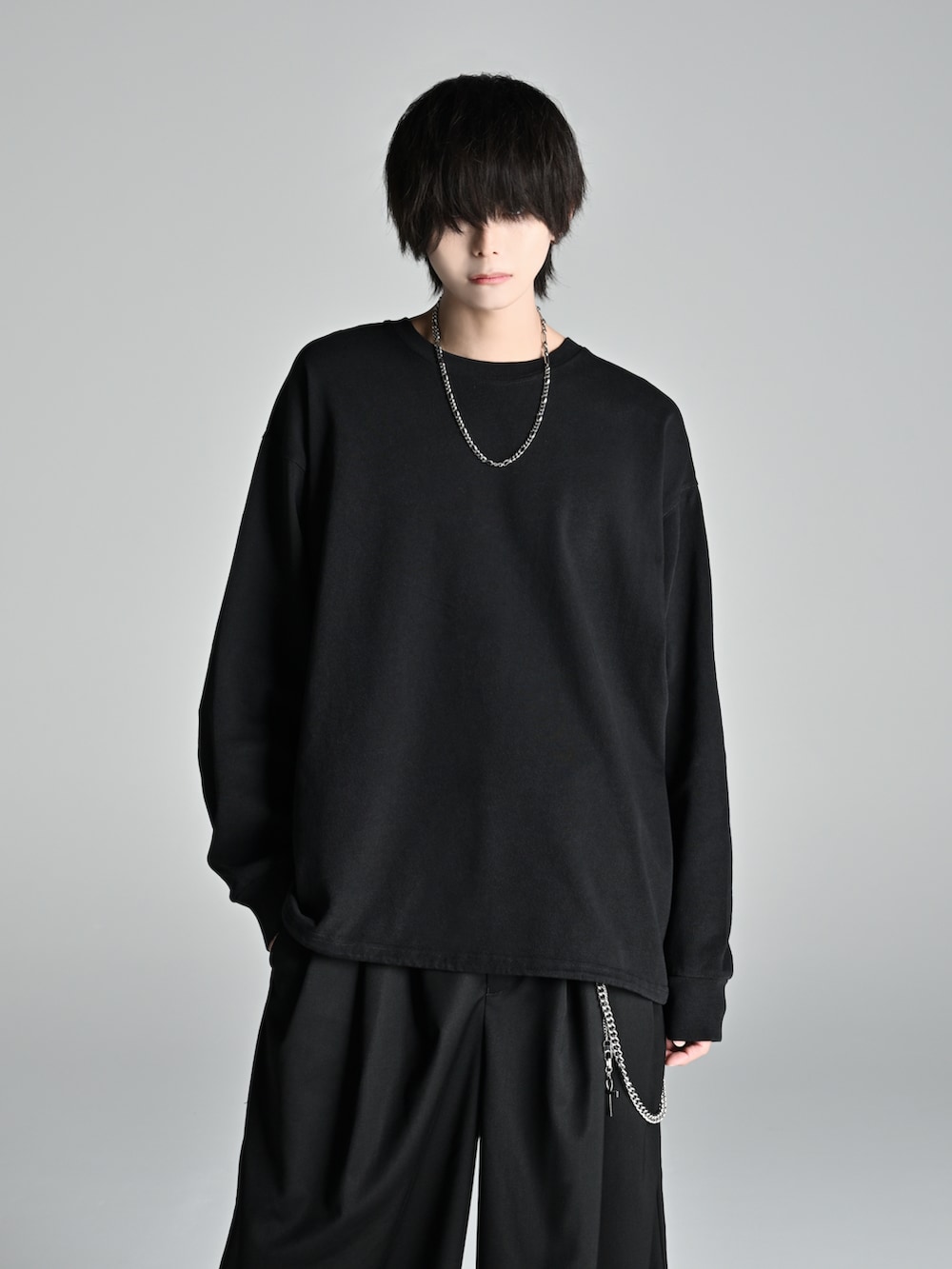 ブラック系のバッグ、ブラック系のスニーカー、ブラック系のTシャツ/カットソーを着用したメンズの秋コーディネートの2枚目の写真