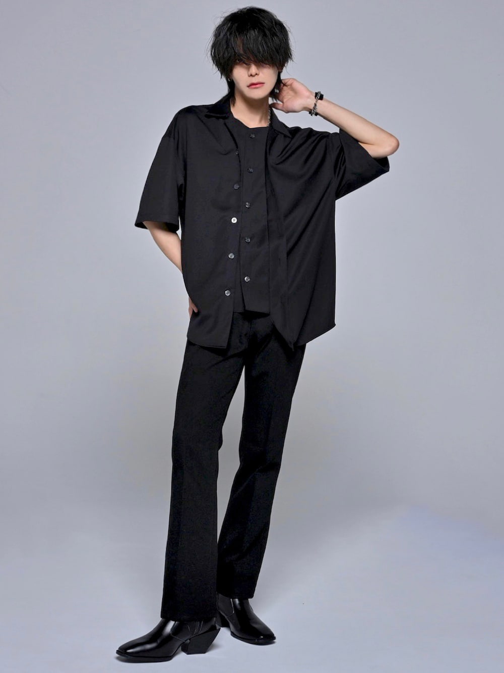 ブラック系のデニムパンツ、ブラック系のブーツ、ブラック系のその他パンツを着用したメンズの夏コーディネートの2枚目の写真