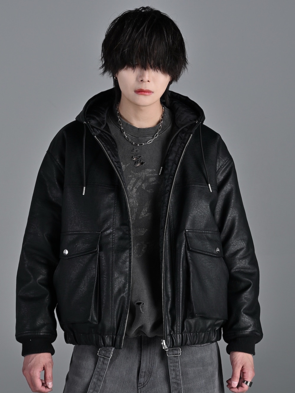 グレー系のスウェット、ブラック系のブルゾン、グレー系のデニムパンツを着用したメンズの春コーディネートの2枚目の写真