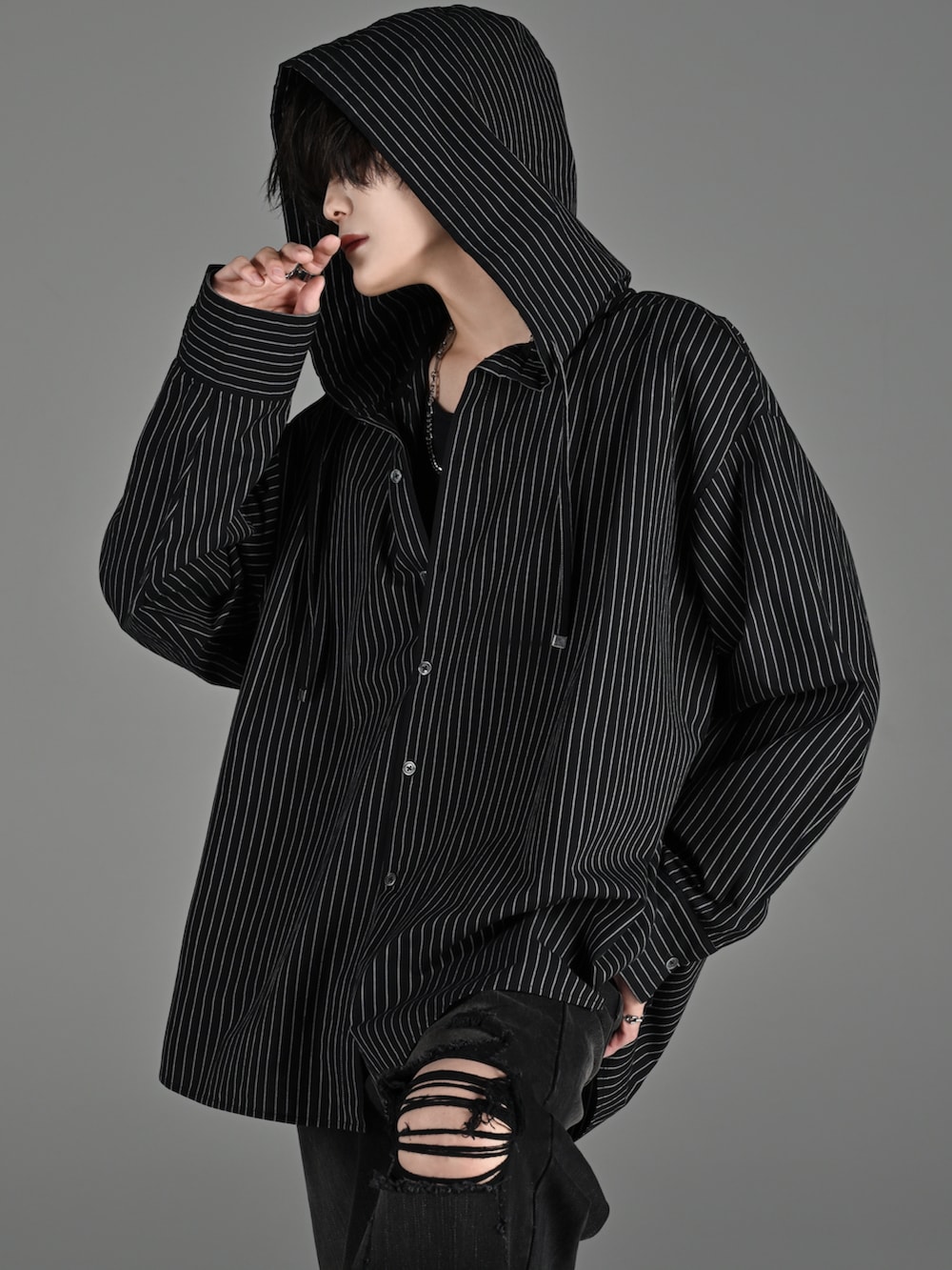 レッド系のタンクトップ、ホワイト系のスニーカー、ブラック系のシャツ/ブラウスを着用したメンズの春コーディネートの2枚目の写真