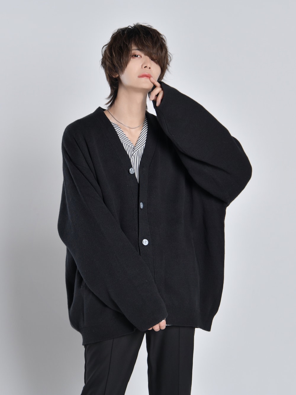 その他のシャツ/ブラウス、ブラック系のスラックス、ブラック系のブーツを着用したメンズの夏コーディネートの2枚目の写真