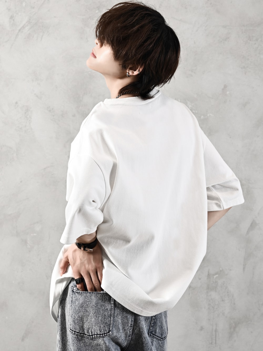ブラック系のショルダーバッグ、ホワイト系のTシャツ/カットソー、ブルー系のその他パンツを着用したメンズの春コーディネートの5枚目の写真