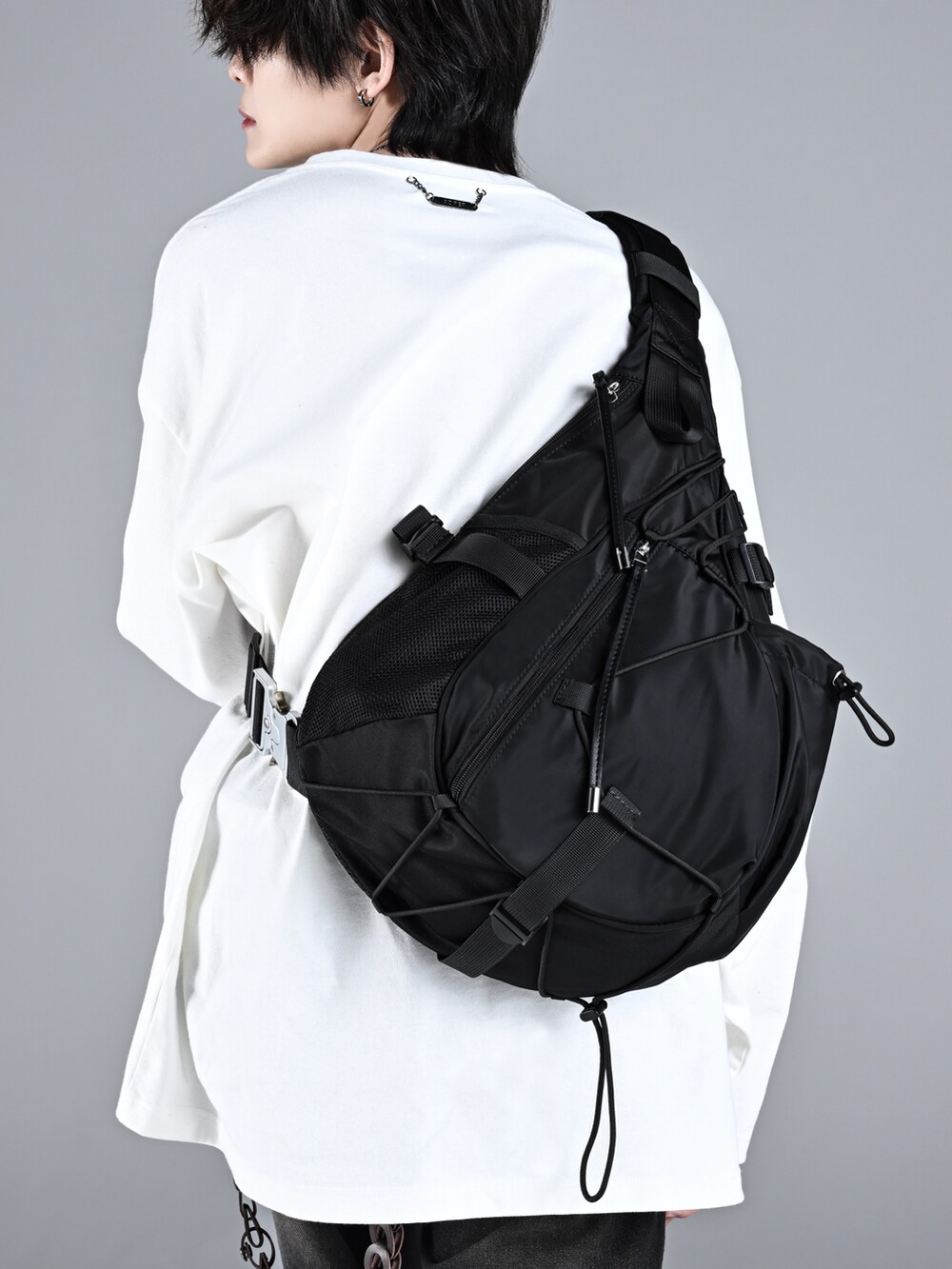 ブラック系のブーツ、ブラック系のショルダーバッグ、ホワイト系のTシャツ/カットソーを着用したメンズの秋コーディネートの5枚目の写真