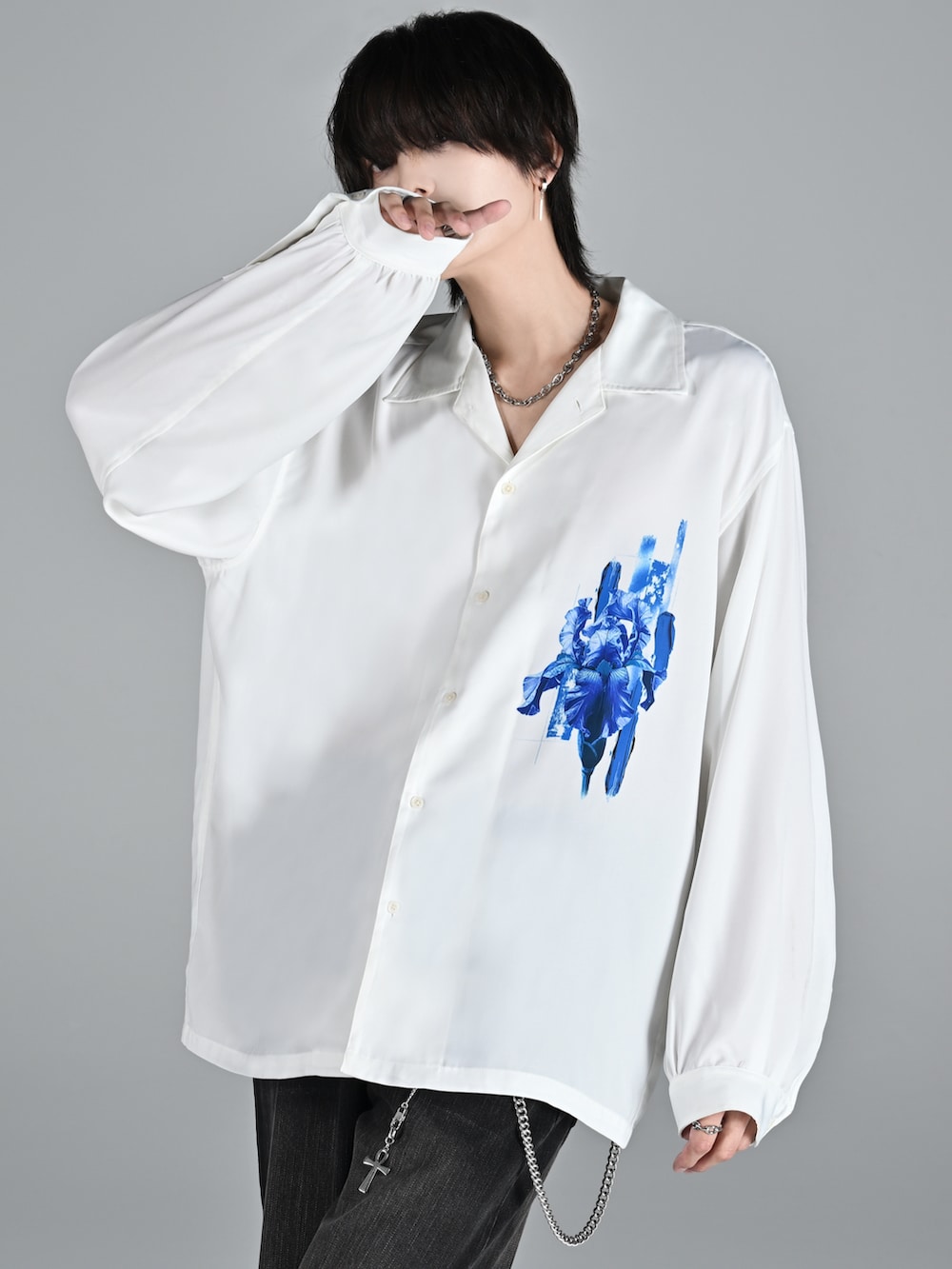 ホワイト系のシャツ/ブラウス、ブラック系のデニムパンツ、ブラック系のローファーを着用したメンズの冬コーディネートの2枚目の写真