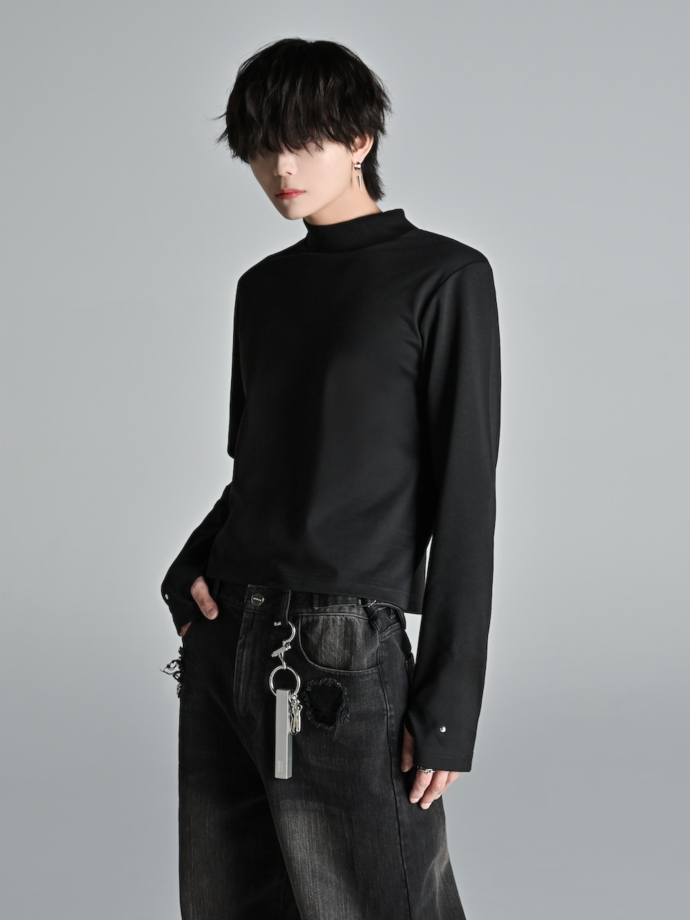 ブラック系のデニムパンツ、ブラック系のTシャツ/カットソー、ブラック系のスニーカーを着用したメンズの秋コーディネートの3枚目の写真