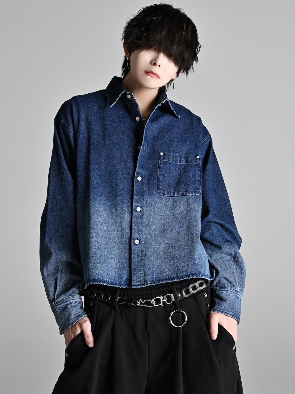 ブルー系のシャツ/ブラウス、ブラック系のスウェットパンツ、ブラック系のスニーカーを着用したメンズの冬コーディネートの3枚目の写真