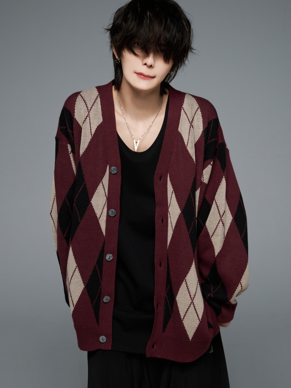 ブラック系のTシャツ/カットソー、ブルー系のデニムパンツ、ブラック系のスニーカーを着用したメンズの秋コーディネートの5枚目の写真