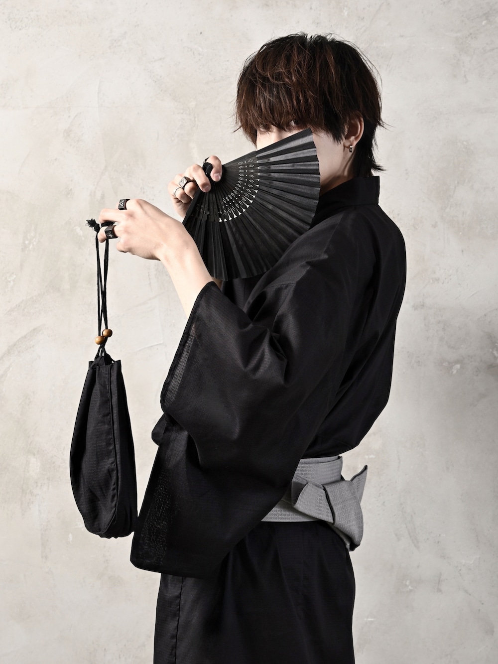 ブラック系のブレスレット、シルバー系のバングル/リストバンド、ブラック系のボクサーパンツを着用したメンズの夏コーディネートの3枚目の写真