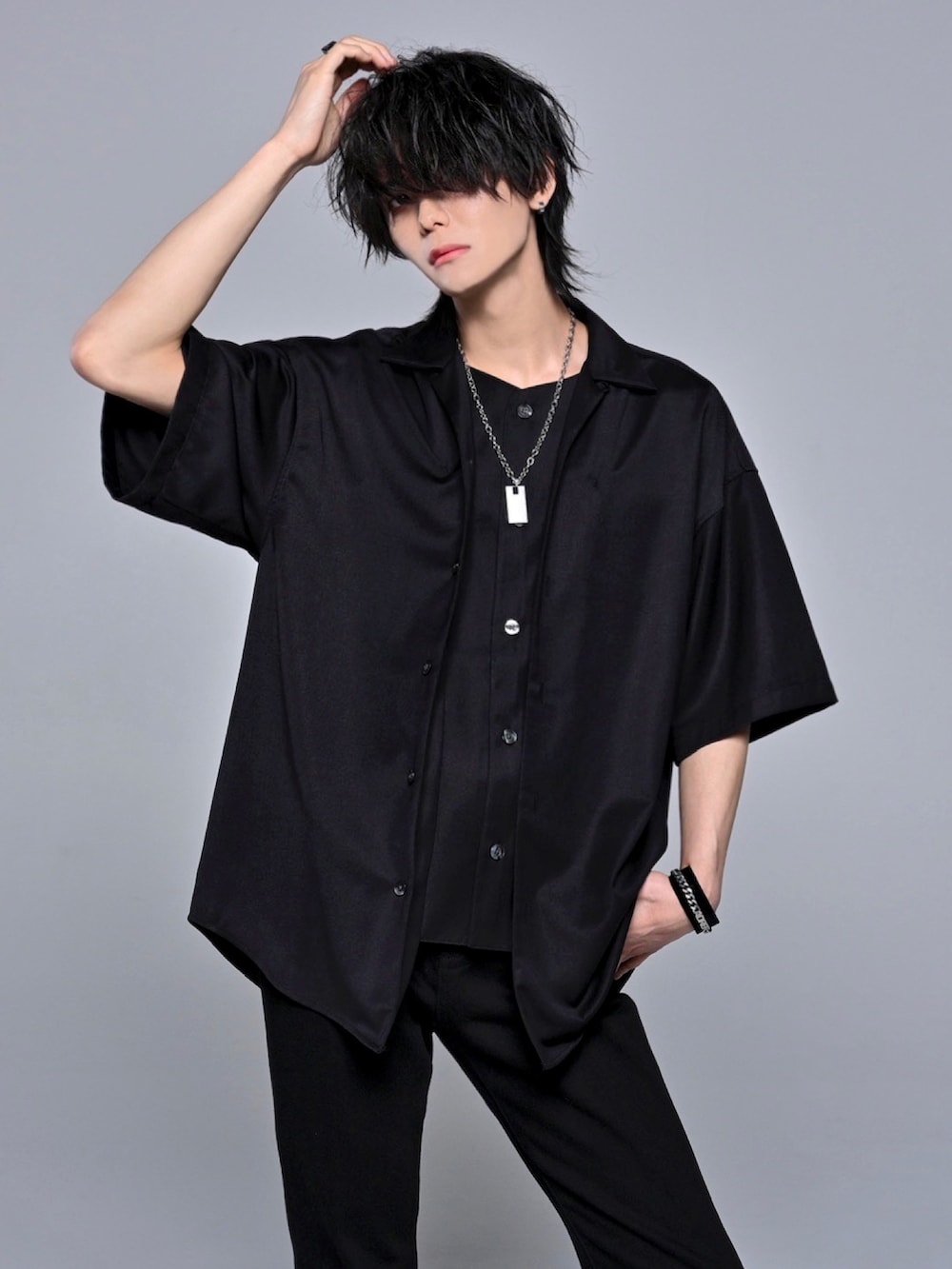 ブラック系のデニムパンツ、ブラック系のブーツ、ブラック系のその他パンツを着用したメンズの夏コーディネートの5枚目の写真