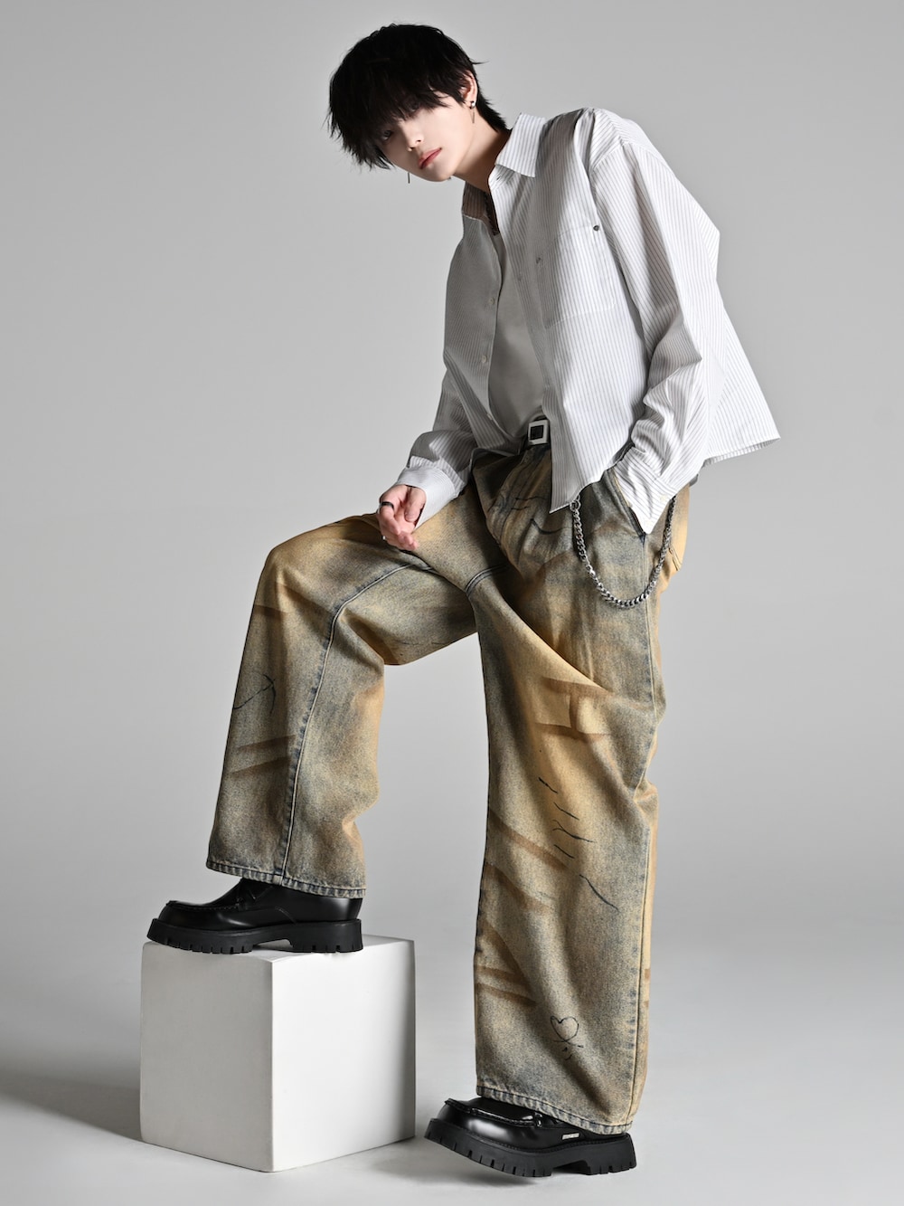 ホワイト系のシャツ/ブラウス、ブルー系のデニムパンツ、ブラック系のローファーを着用したメンズの春コーディネートの2枚目の写真