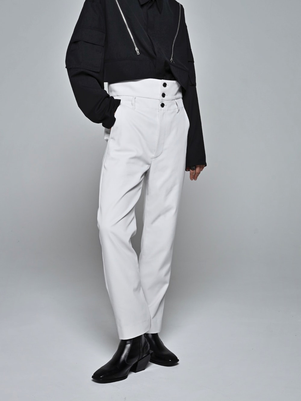 ブラック系のブーツ、ブラック系のその他アウター、グレー系のスラックスを着用したメンズの冬コーディネートの5枚目の写真