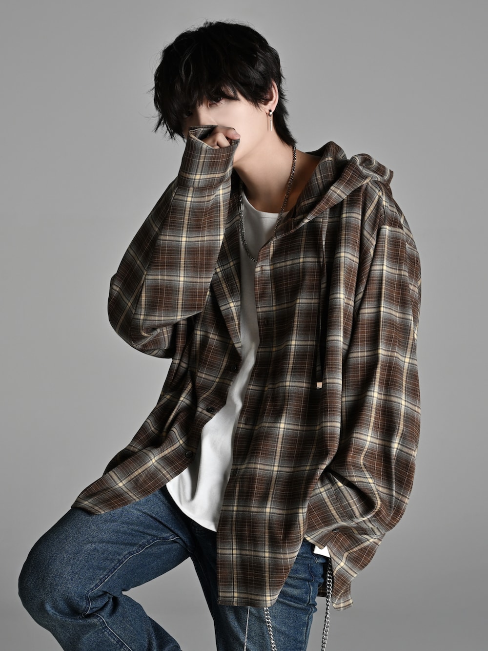 ベージュ系のブーツ、ブラック系のデニムパンツ、ブラウン系のシャツ/ブラウスを着用したメンズの冬コーディネートの2枚目の写真