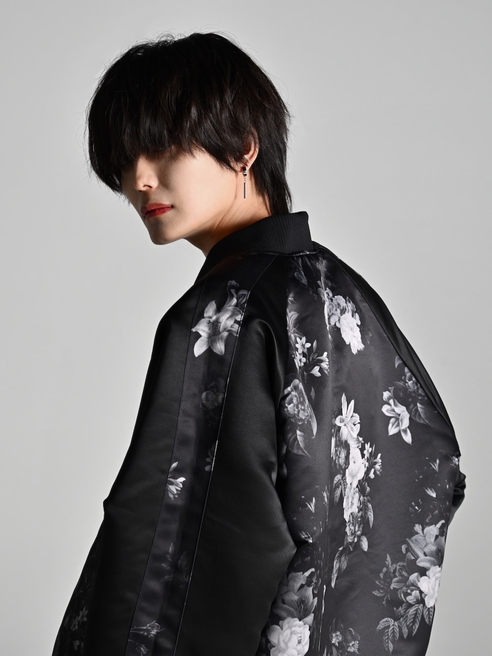 レッド系のタンクトップ、ブラック系のデニムパンツ、ブラック系のブーツを着用したメンズの夏コーディネートの3枚目の写真