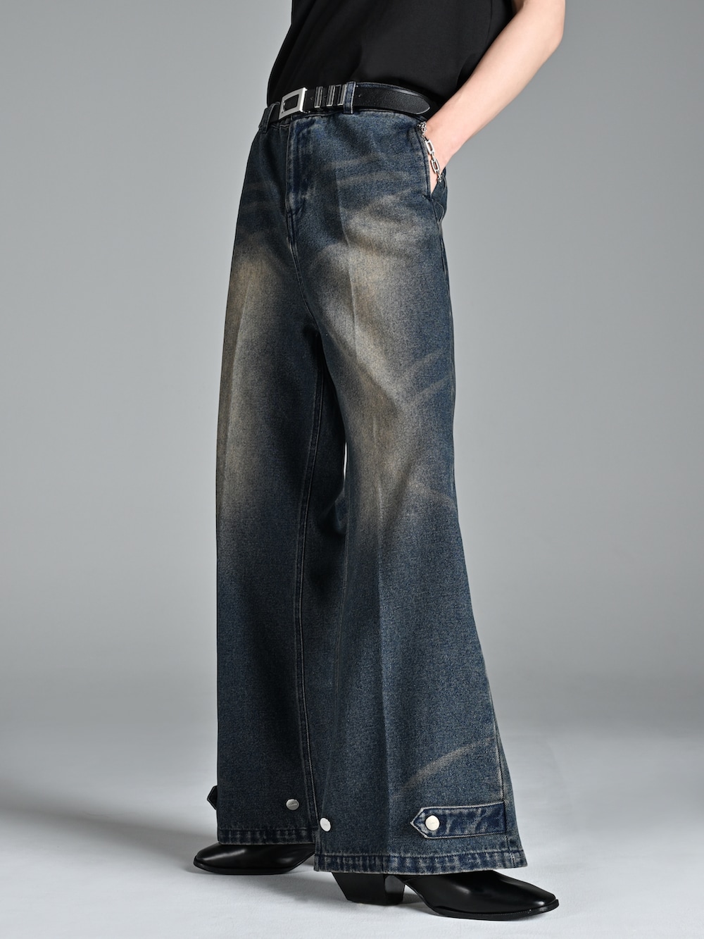 ブラック系のサンダル、ブラック系のシャツ/ブラウス、ブルー系のその他パンツを着用したメンズの夏コーディネートの3枚目の写真