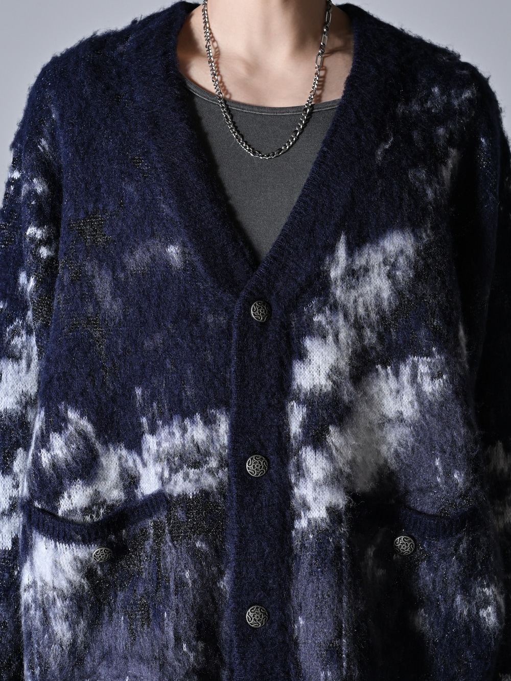 ブルー系のカーディガン/ボレロ、ブルー系のタンクトップ、ブラック系のデニムパンツを着用したメンズの秋コーディネートの3枚目の写真