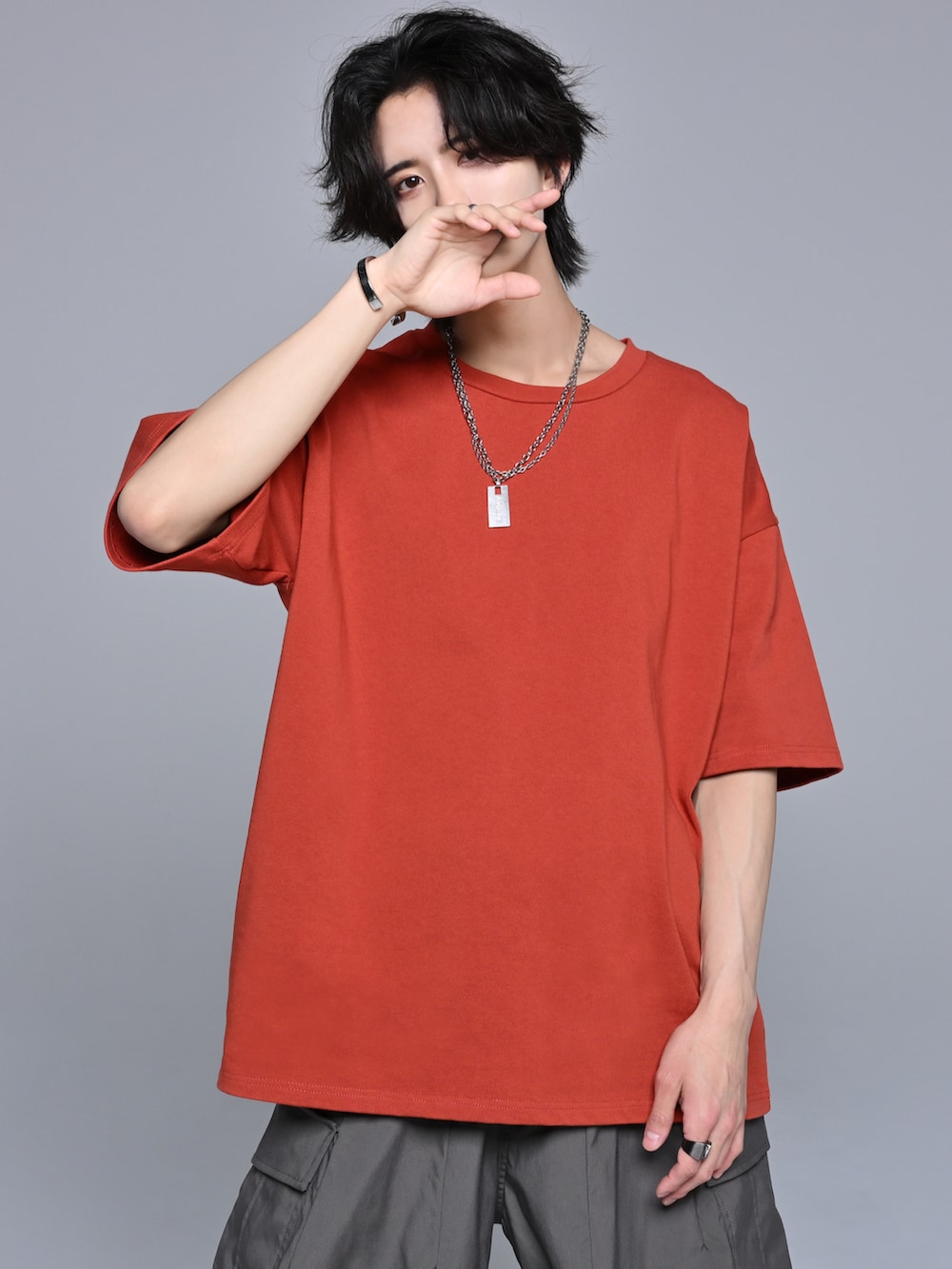 グレー系のカーゴパンツ、グレー系のスニーカー、ブラウン系のTシャツ/カットソーを着用したメンズの春コーディネートの3枚目の写真