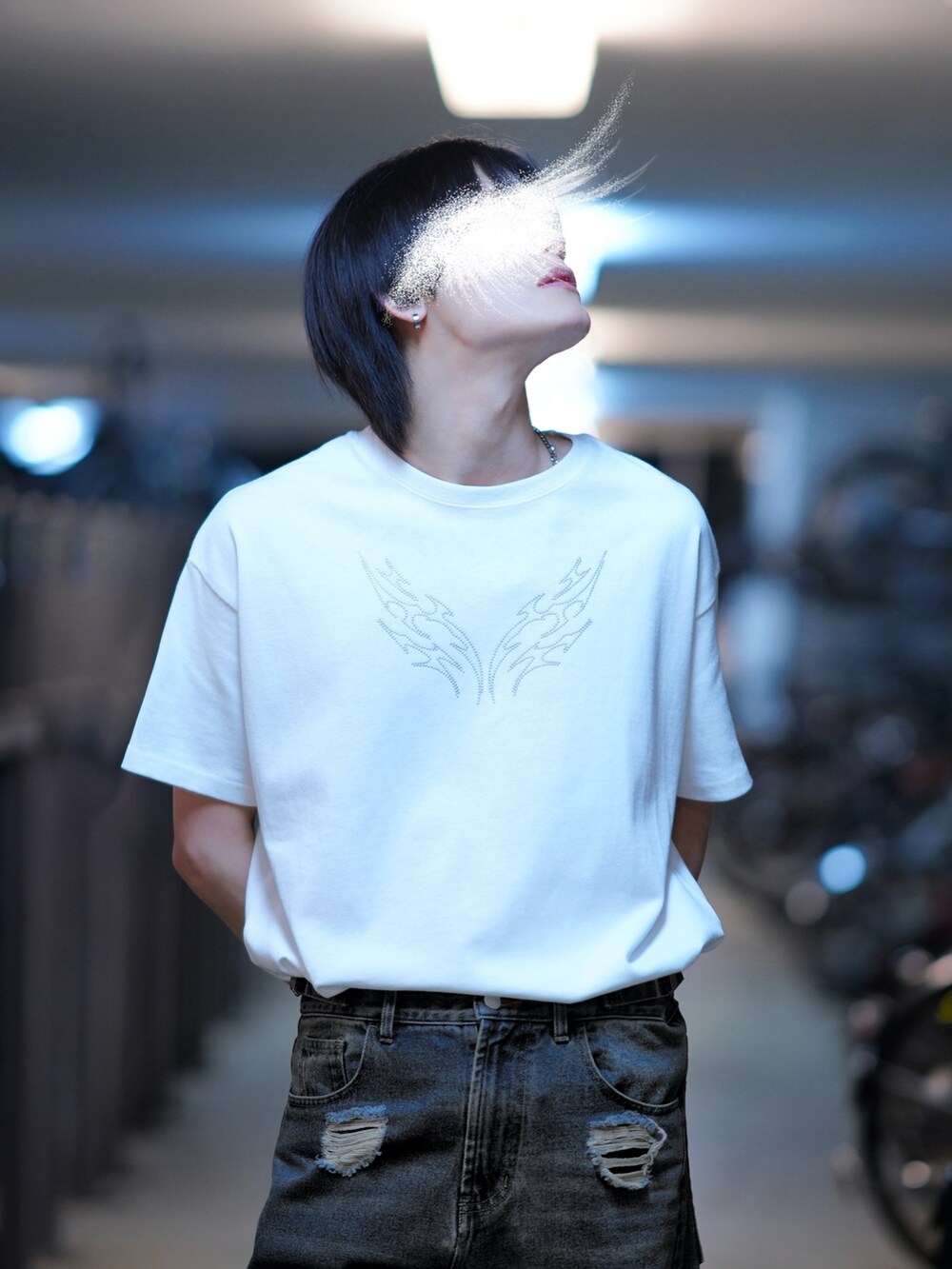 ブラック系のスニーカー、ブルー系のデニムパンツ、ホワイト系のTシャツ/カットソーを着用したメンズの春コーディネートの2枚目の写真