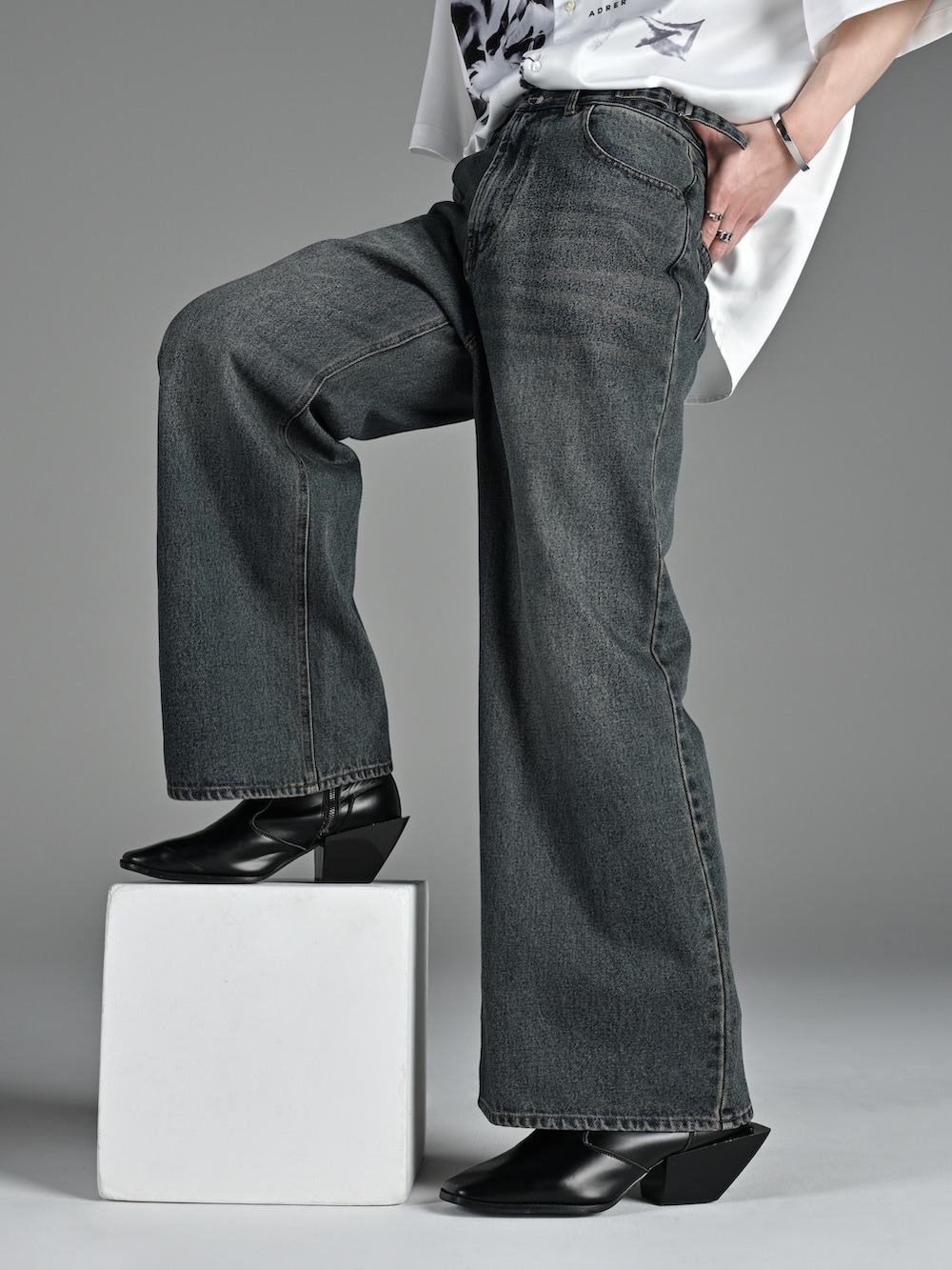 ブラック系のシャツ/ブラウス、レッド系のタンクトップ、ブルー系のデニムパンツを着用したメンズの夏コーディネートの3枚目の写真