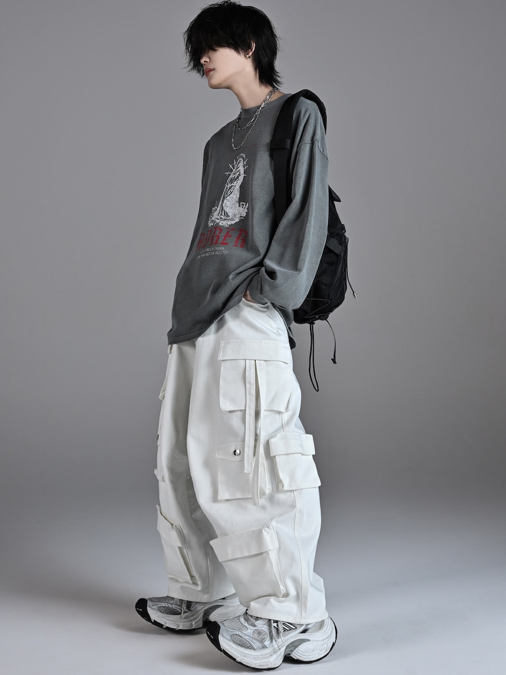 ホワイト系のスニーカー、ブラック系のショルダーバッグ、グレー系のTシャツ/カットソーを着用したメンズの秋コーディネートの5枚目の写真