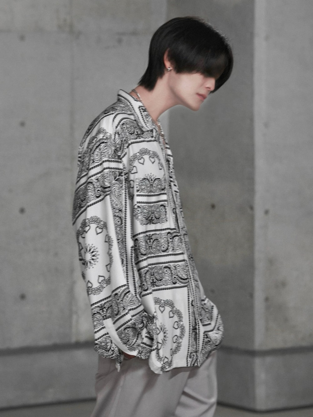 ブラック系のブーツ、グレー系のテーラードジャケット、グレー系のスラックスを着用したメンズの冬コーディネートの5枚目の写真