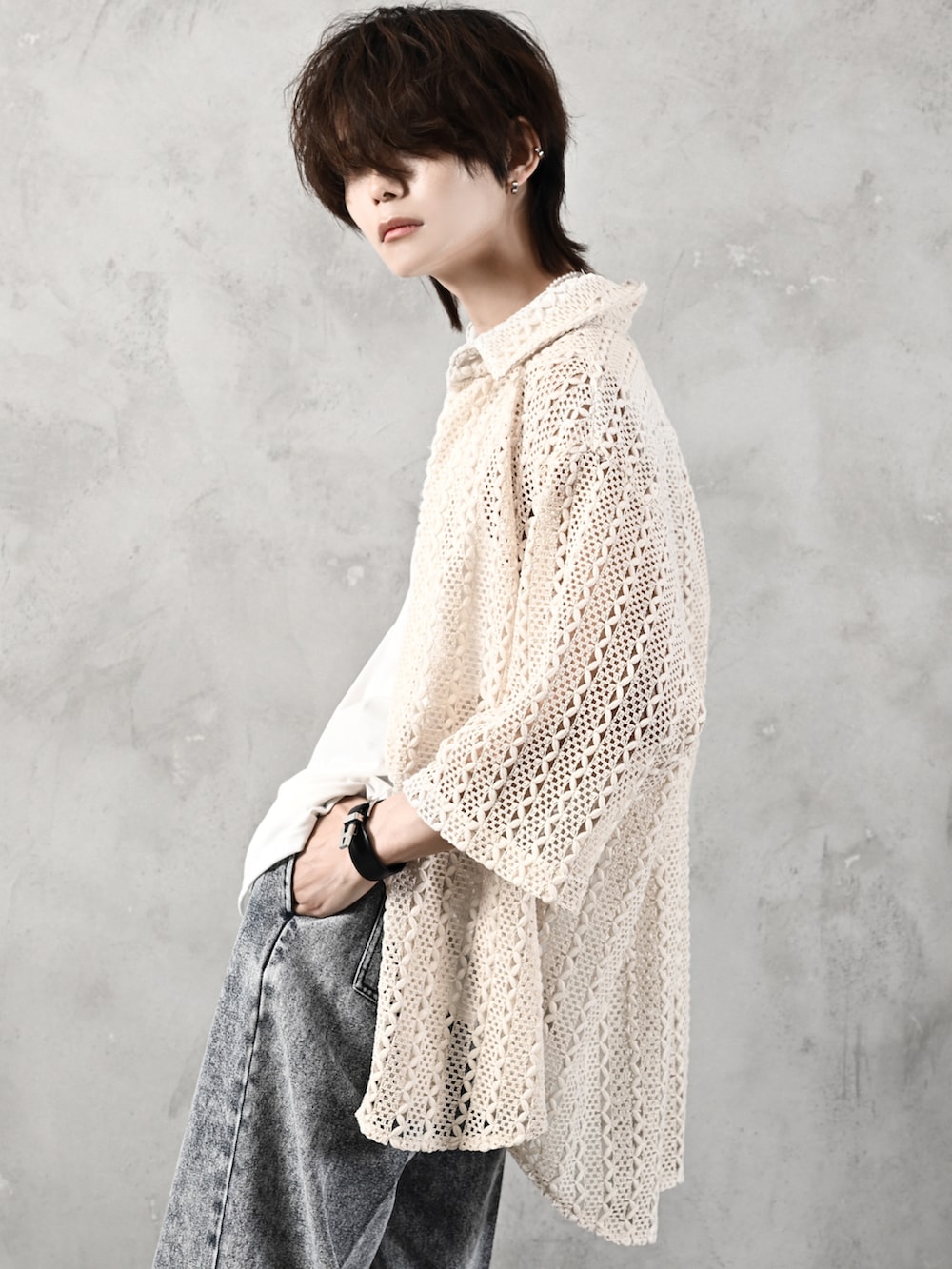 ホワイト系のタンクトップ、ホワイト系のシャツ/ブラウス、シルバー系のバングル/リストバンドを着用したメンズの春コーディネートの3枚目の写真