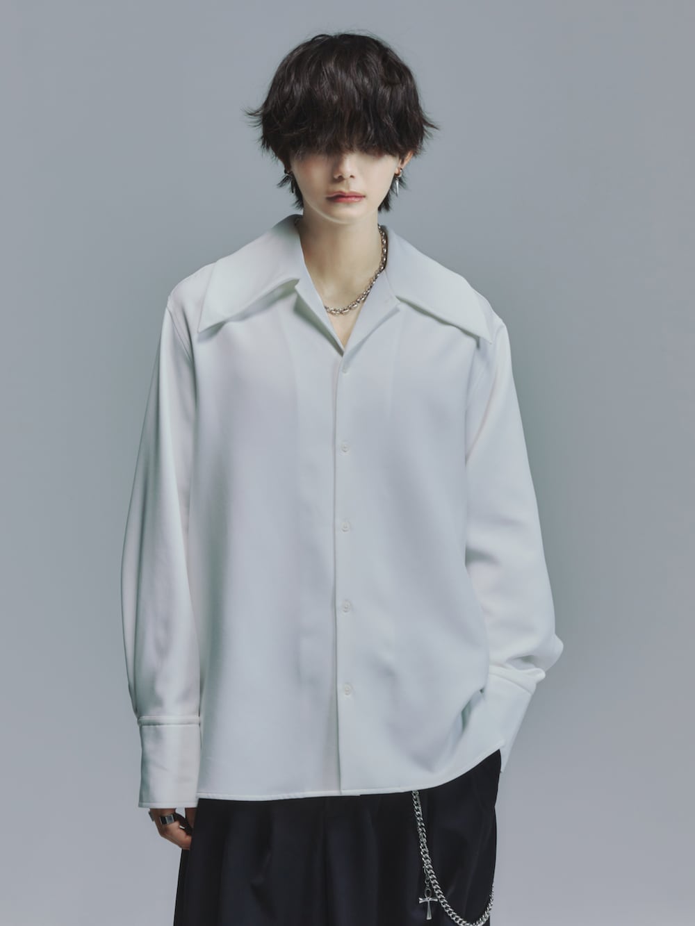 ブラック系のスラックス、ブラック系のローファー、ホワイト系のシャツ/ブラウスを着用したメンズの秋コーディネートの2枚目の写真